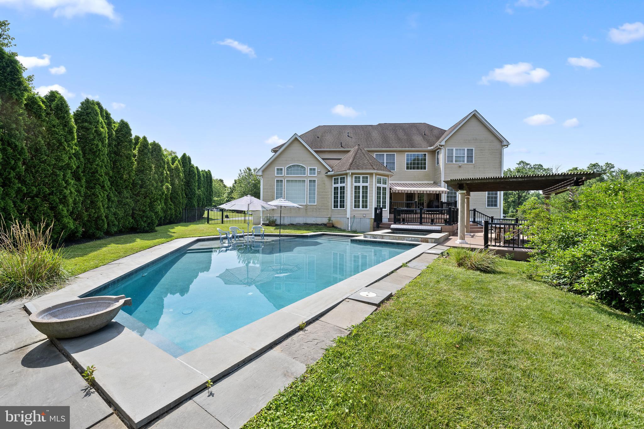 PONDVIEW - Residential