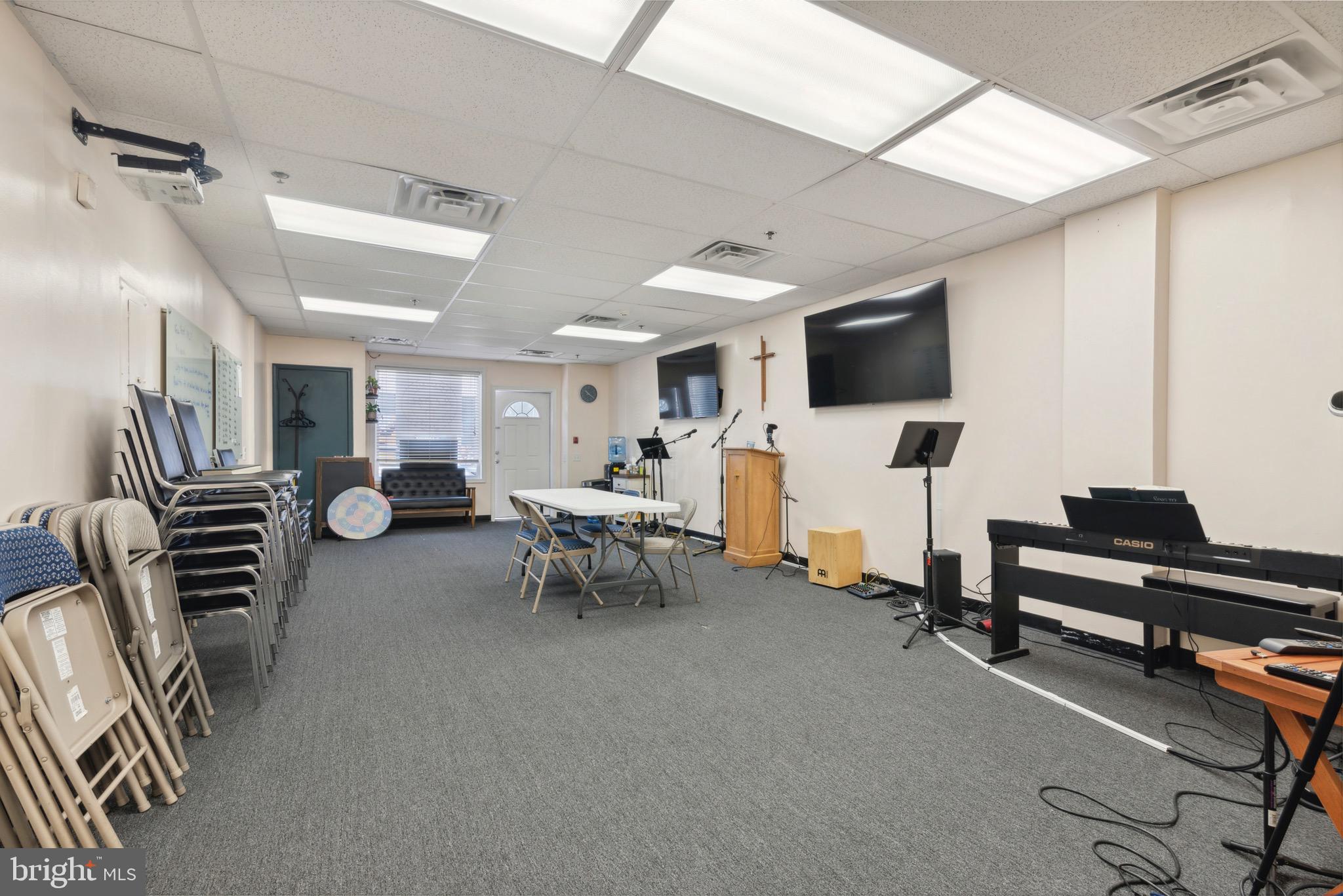 UNIVERSITY CITY - Commercial Lease