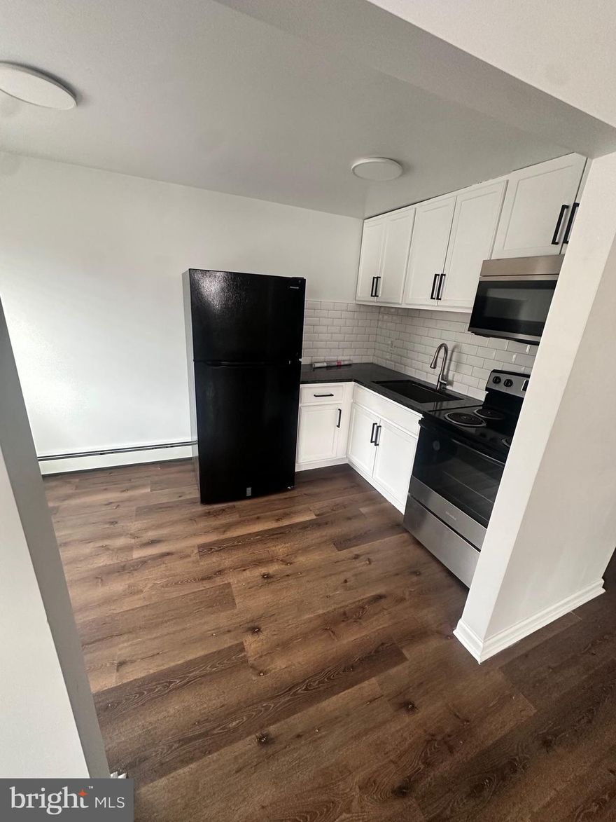 Available 5/1! Don't miss this fully renovated 2 bedroom second floor unit in beautiful Parkside Boro and Penn-Delco SD!!
Key features include in-unit laundry, private parking, and most utilities included (tenant pays electric.)
Dogs OK on a case-by-case basis with extra non-refundable deposit.
Schedule your private showing today!