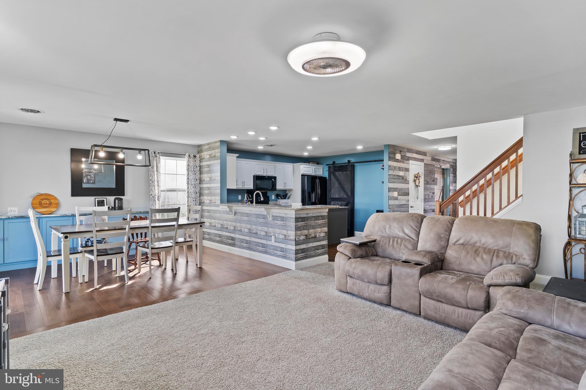 WINDY HEIGHTS, THE NEW - Residential