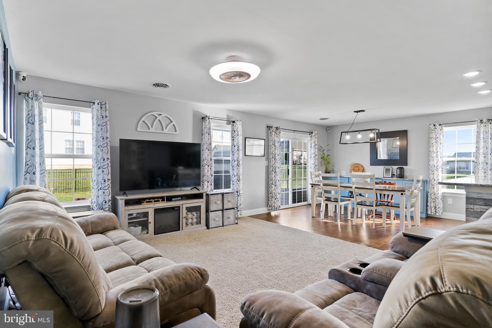 WINDY HEIGHTS, THE NEW - Residential