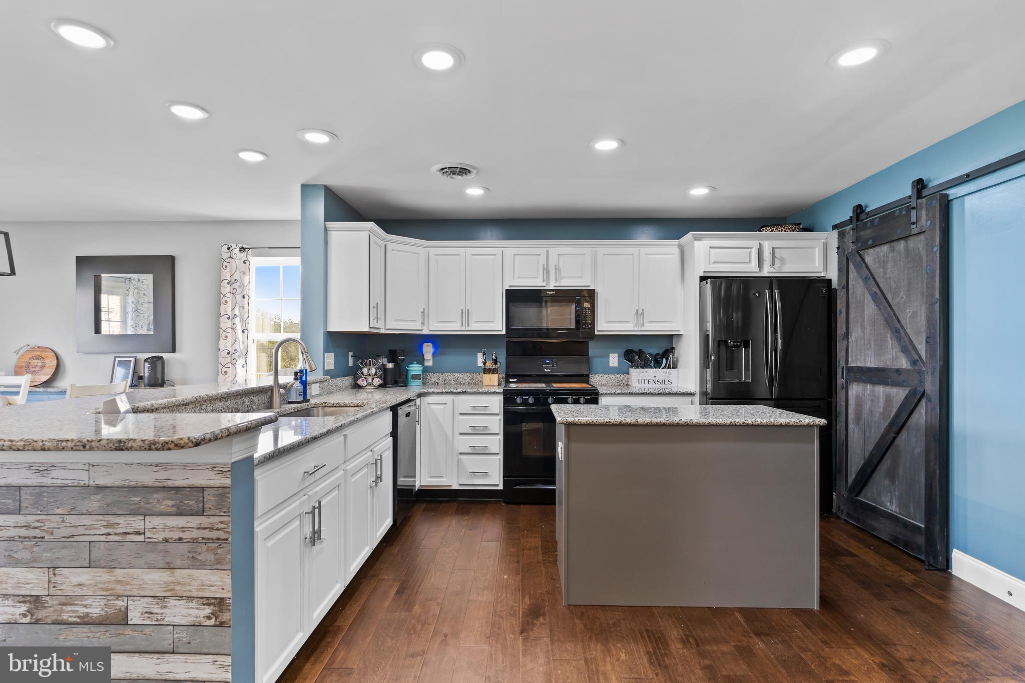 WINDY HEIGHTS, THE NEW - Residential