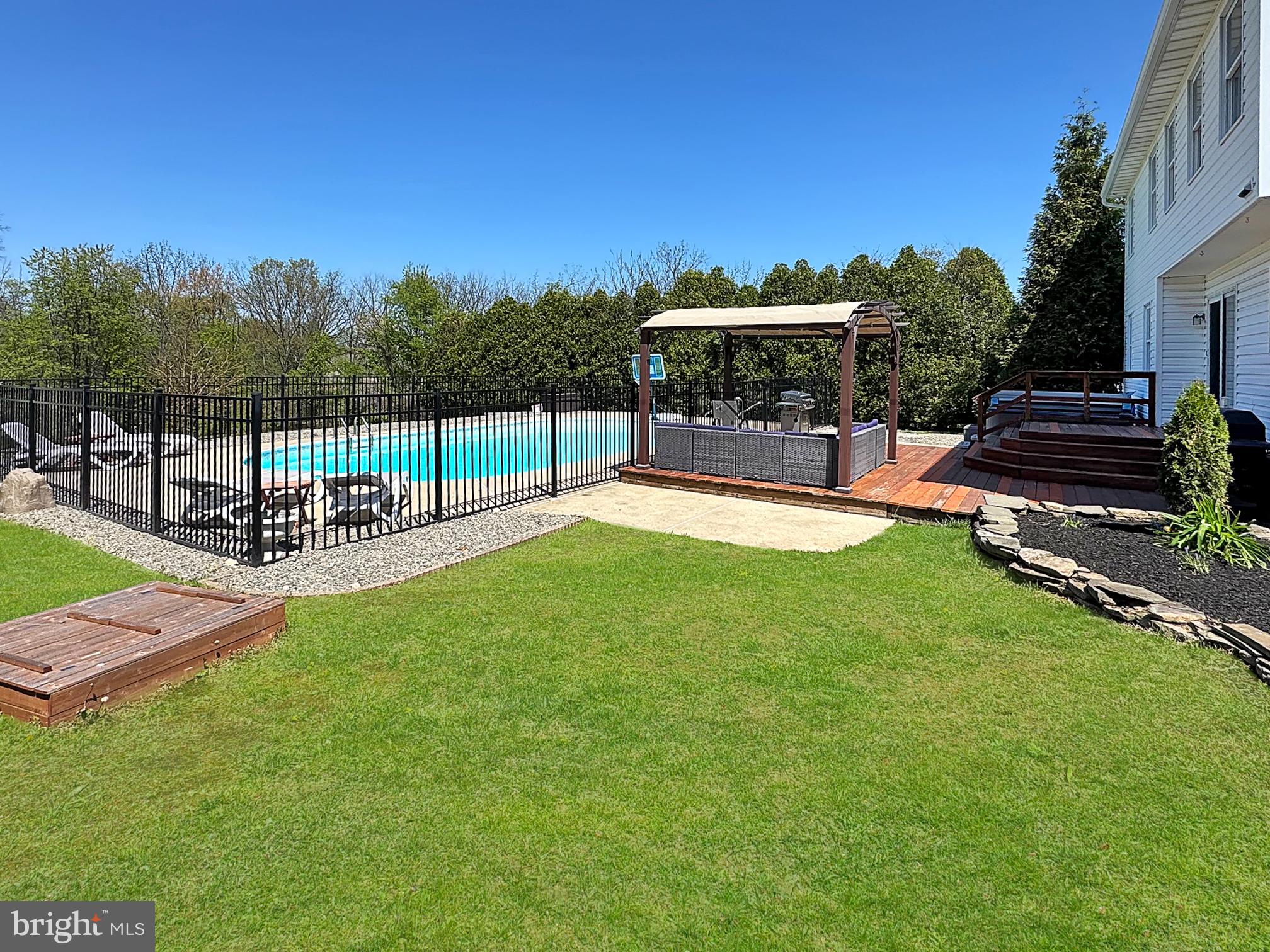 TWIN PONDS - Residential