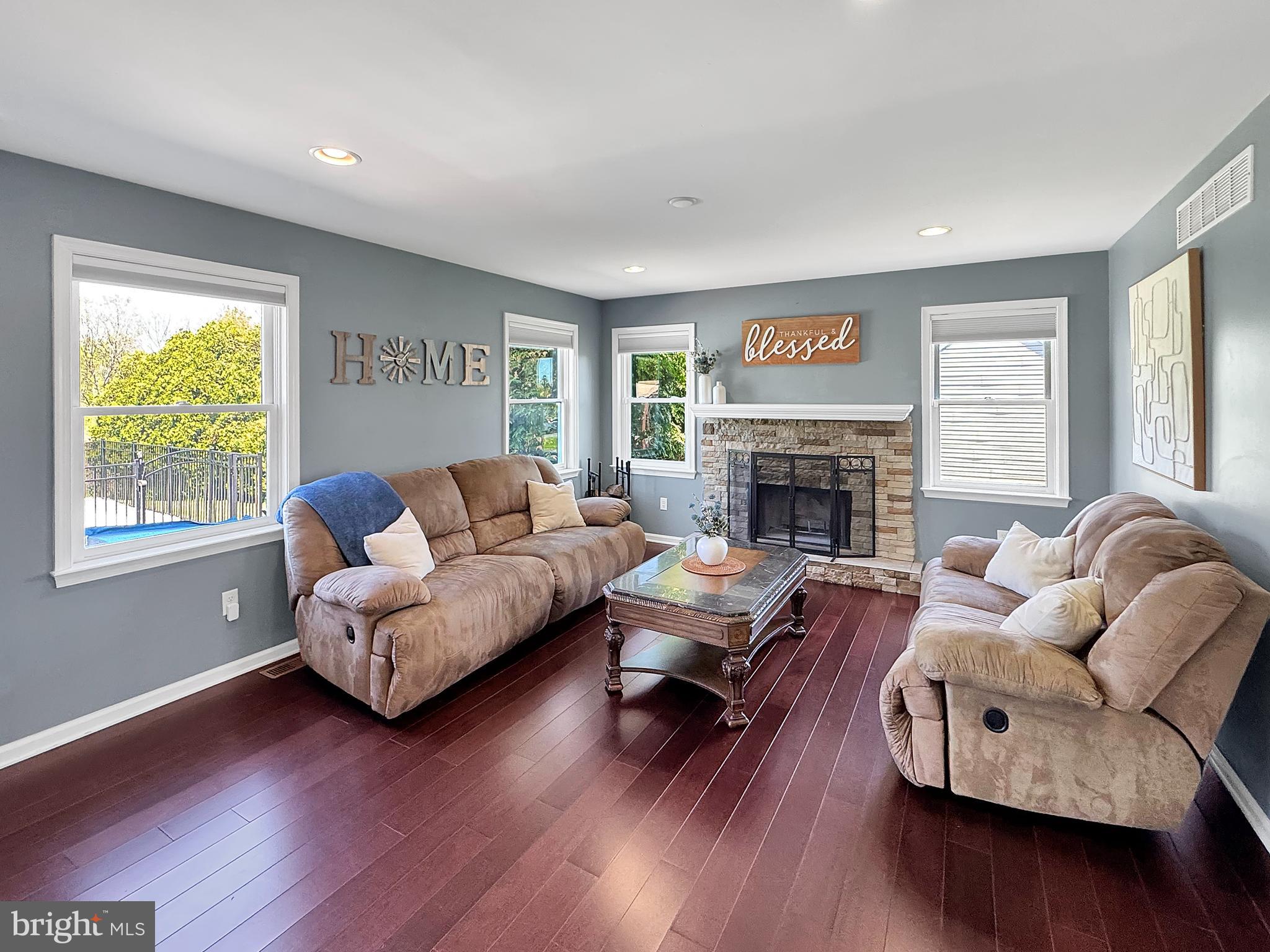 TWIN PONDS - Residential