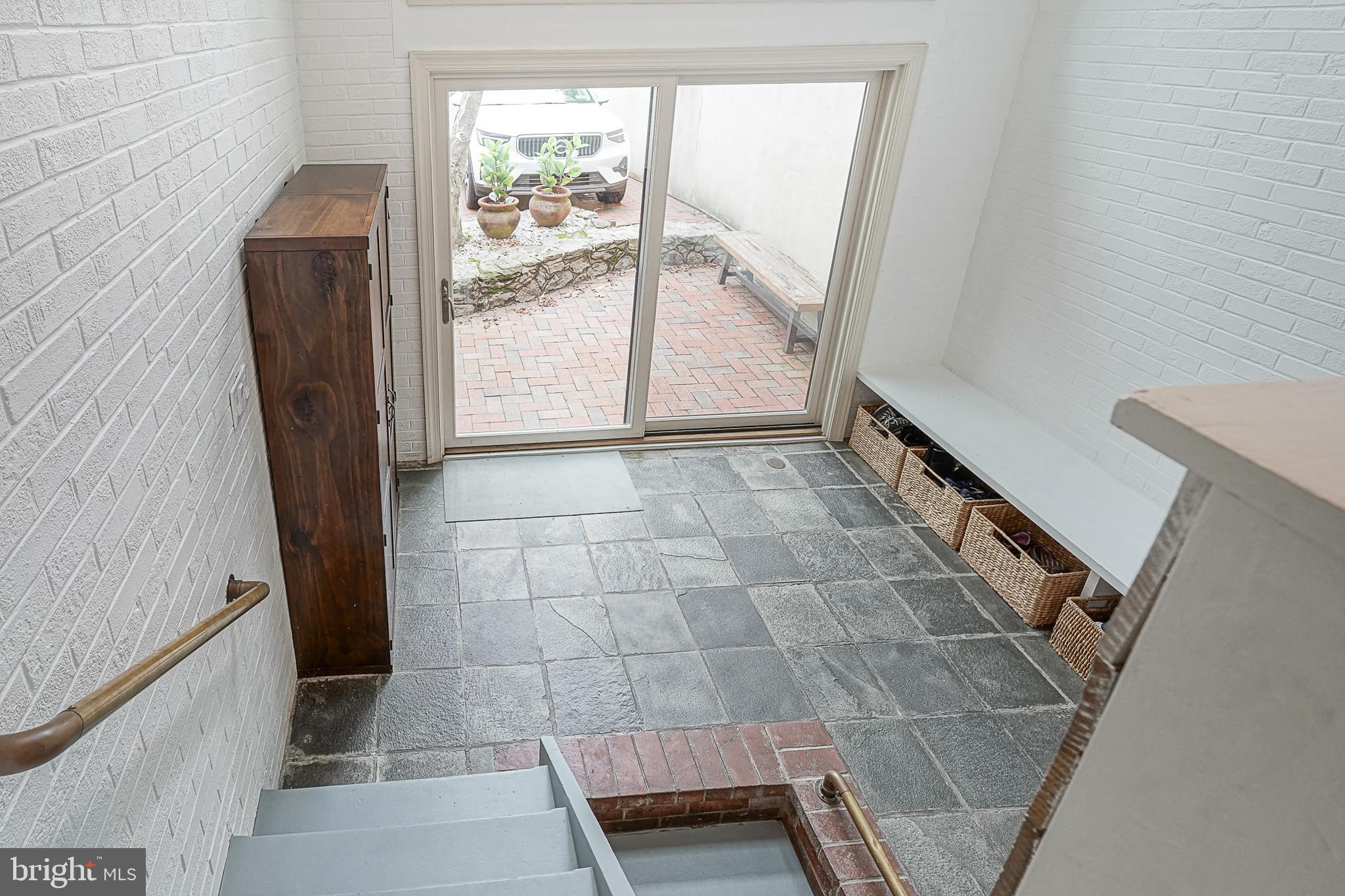 LOGAN SQUARE - Residential