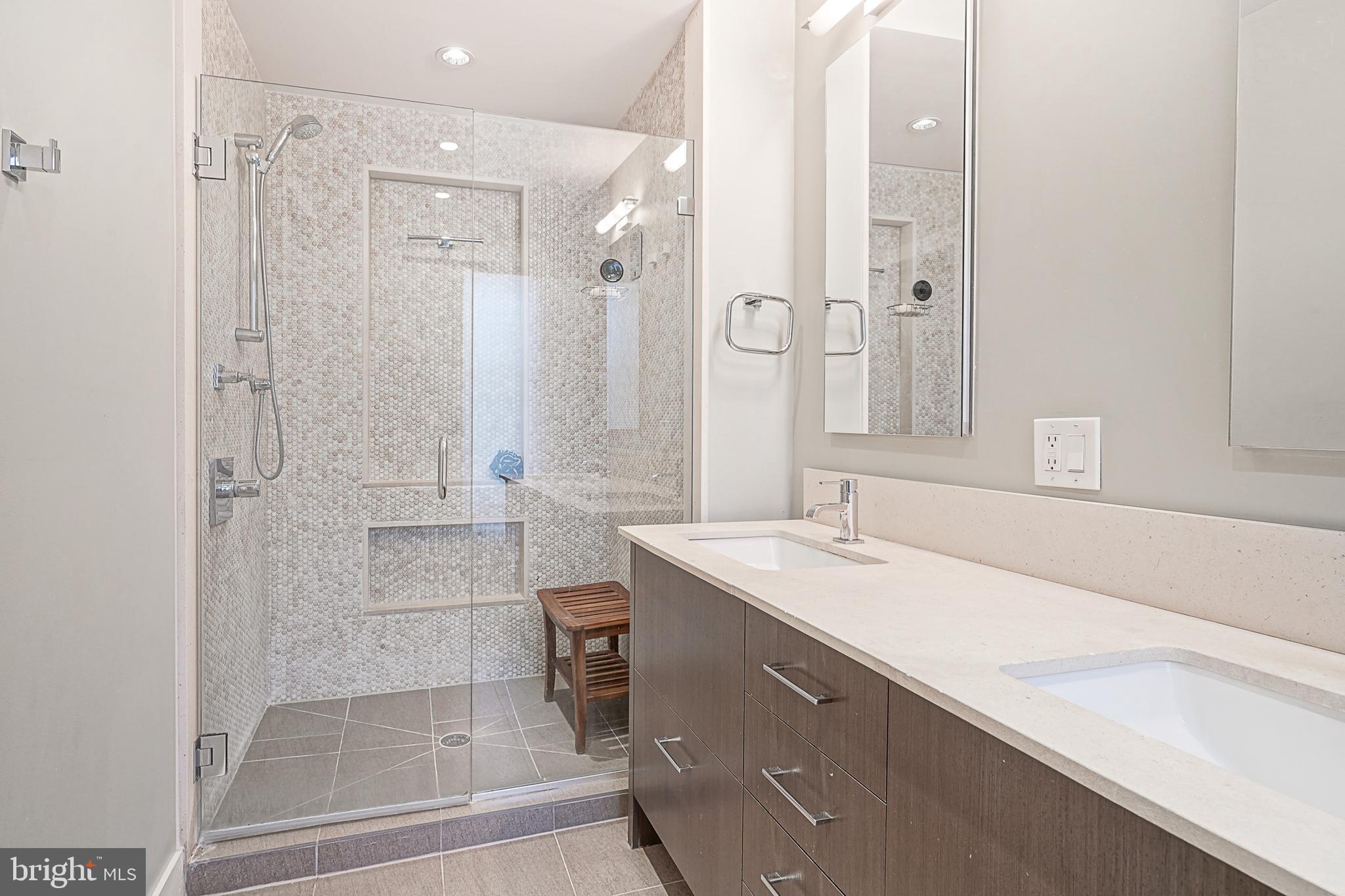 LOGAN SQUARE - Residential