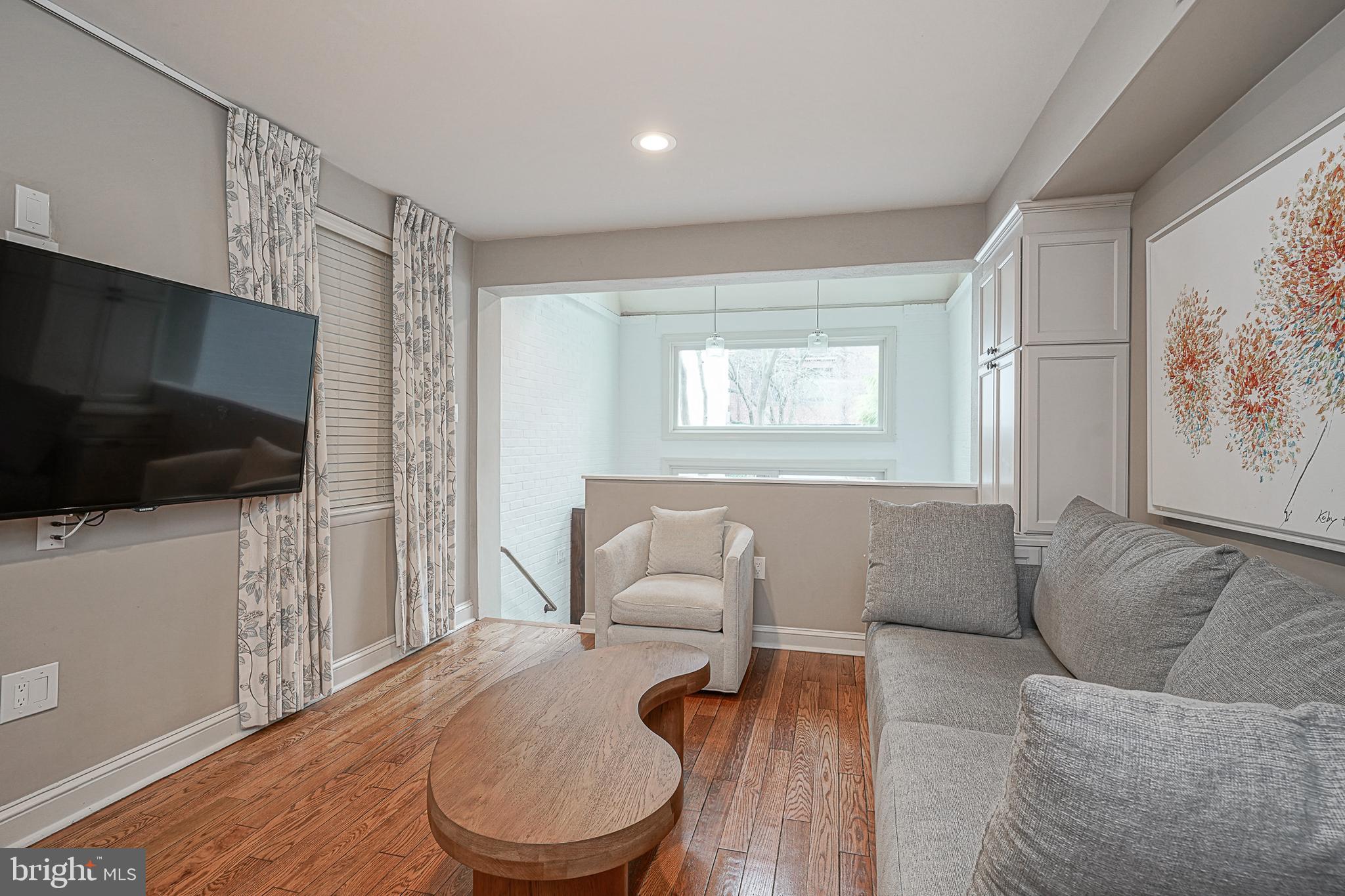 LOGAN SQUARE - Residential