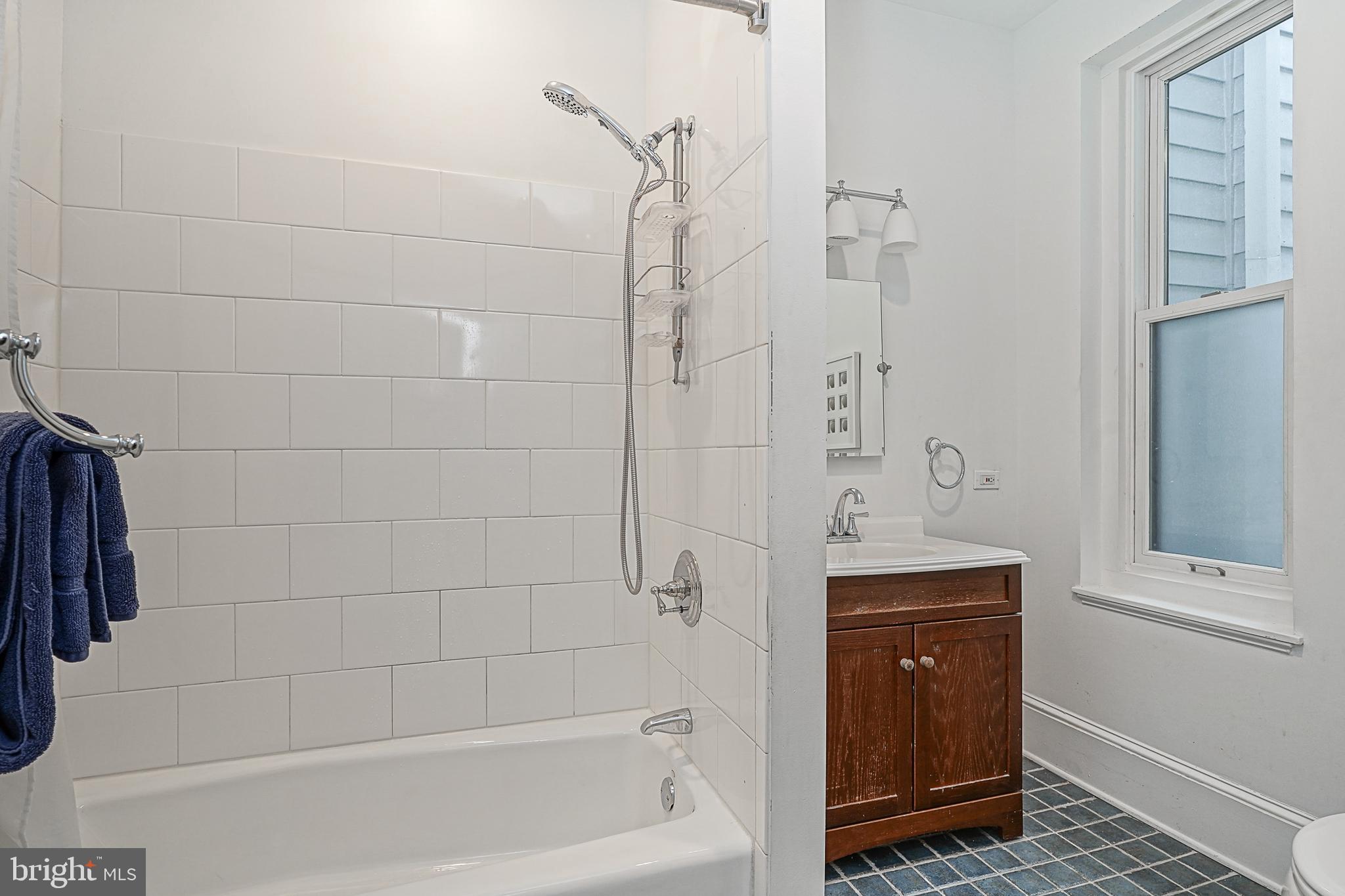 LOGAN SQUARE - Residential