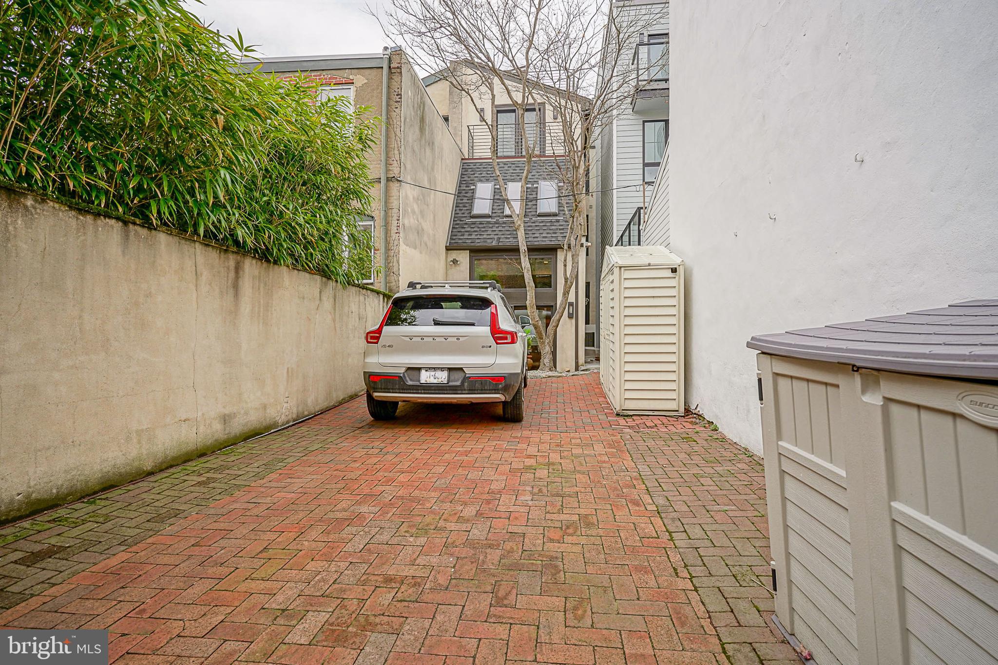 LOGAN SQUARE - Residential