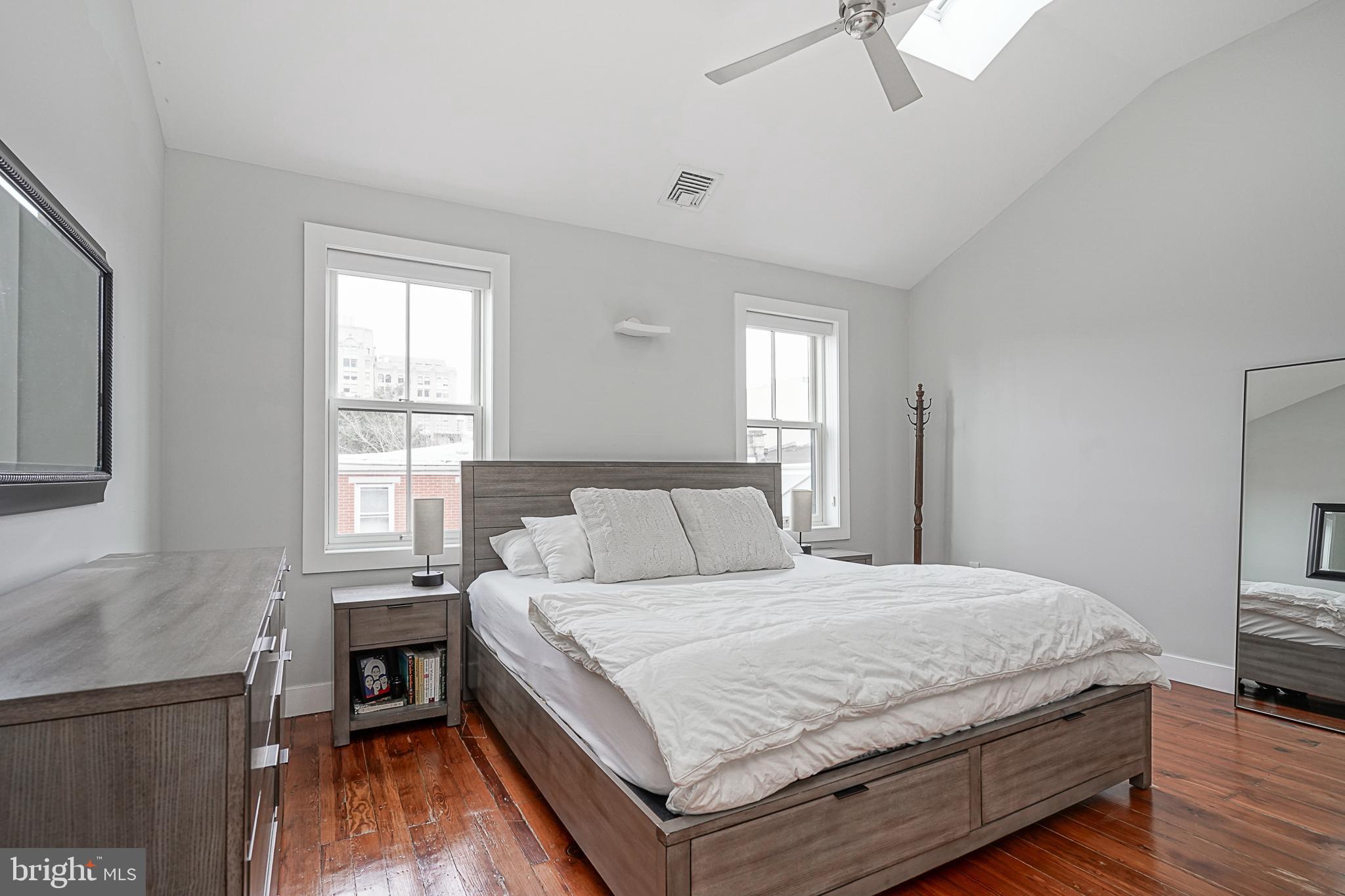 LOGAN SQUARE - Residential