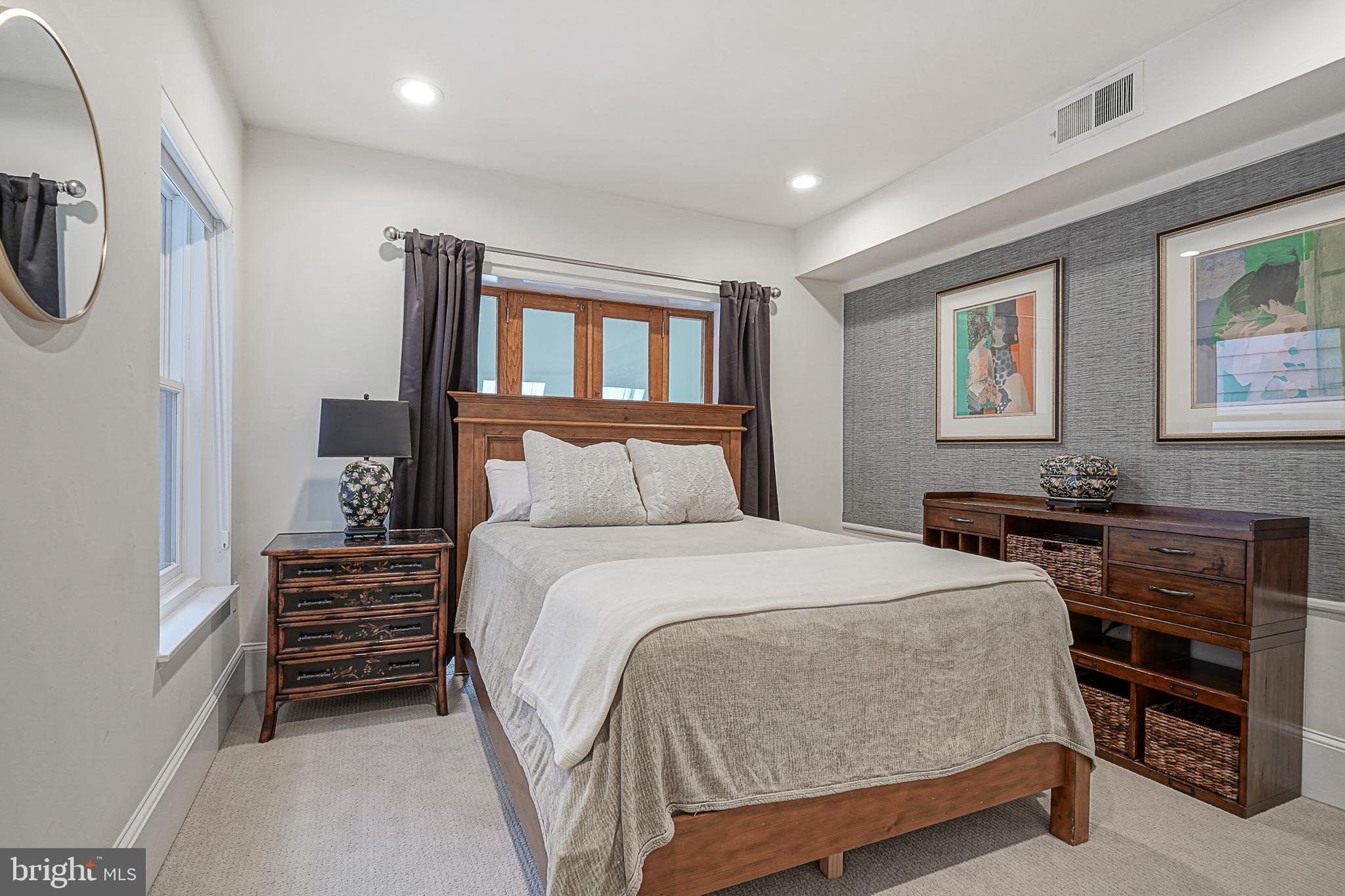 LOGAN SQUARE - Residential