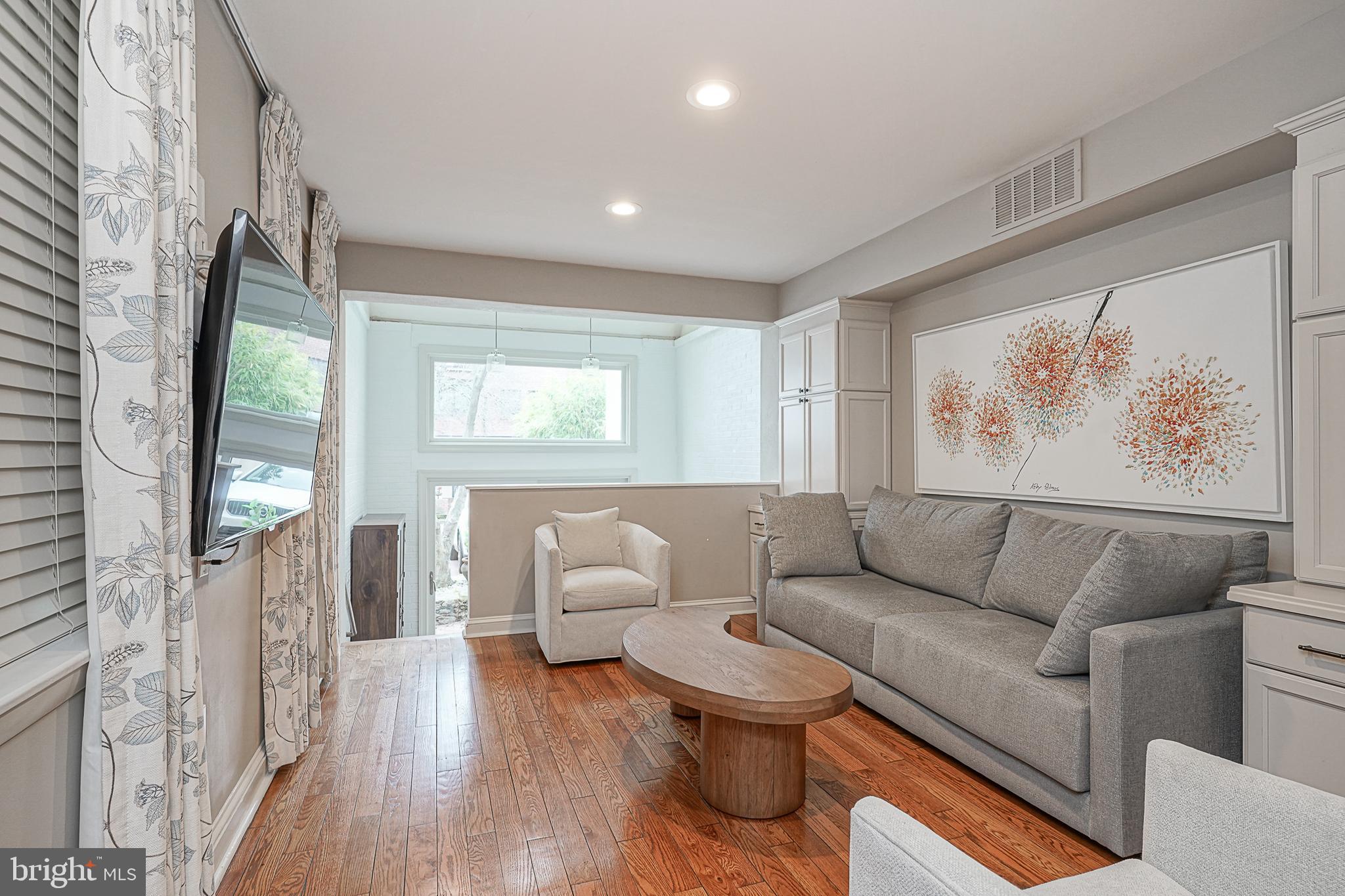 LOGAN SQUARE - Residential