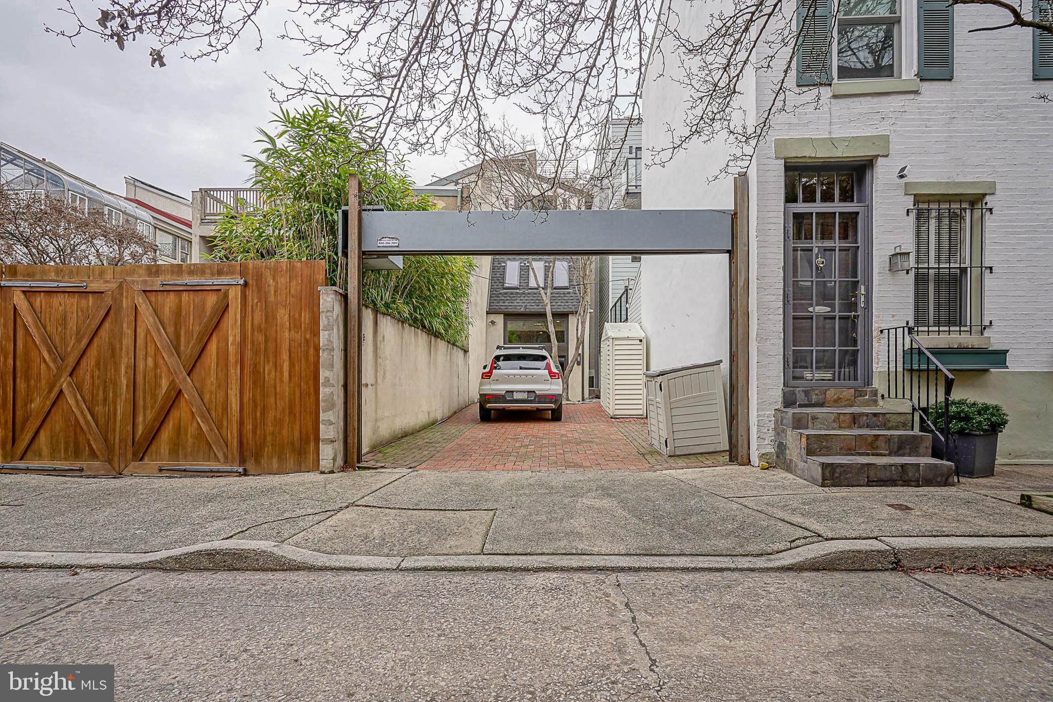 LOGAN SQUARE - Residential