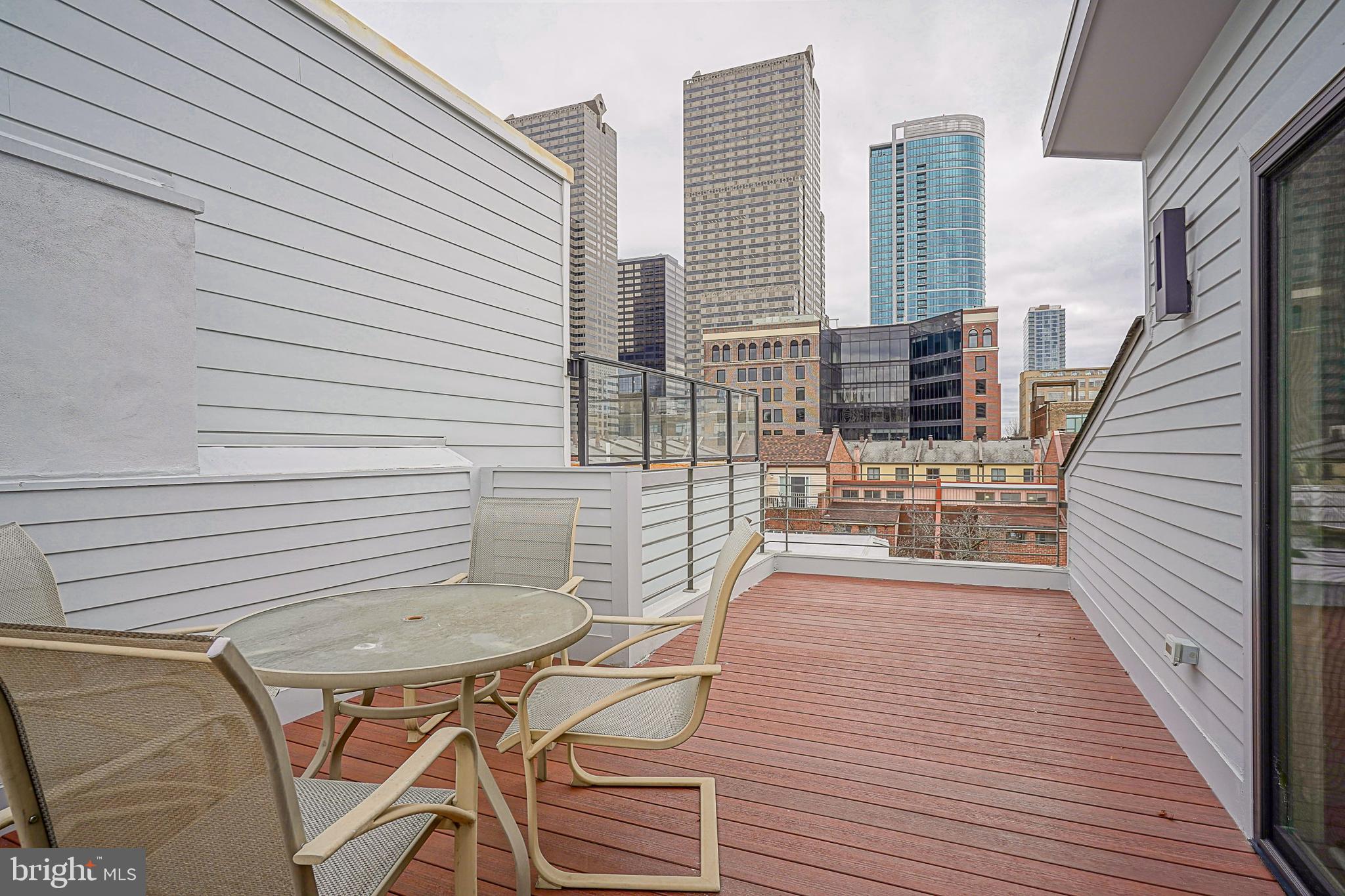 LOGAN SQUARE - Residential