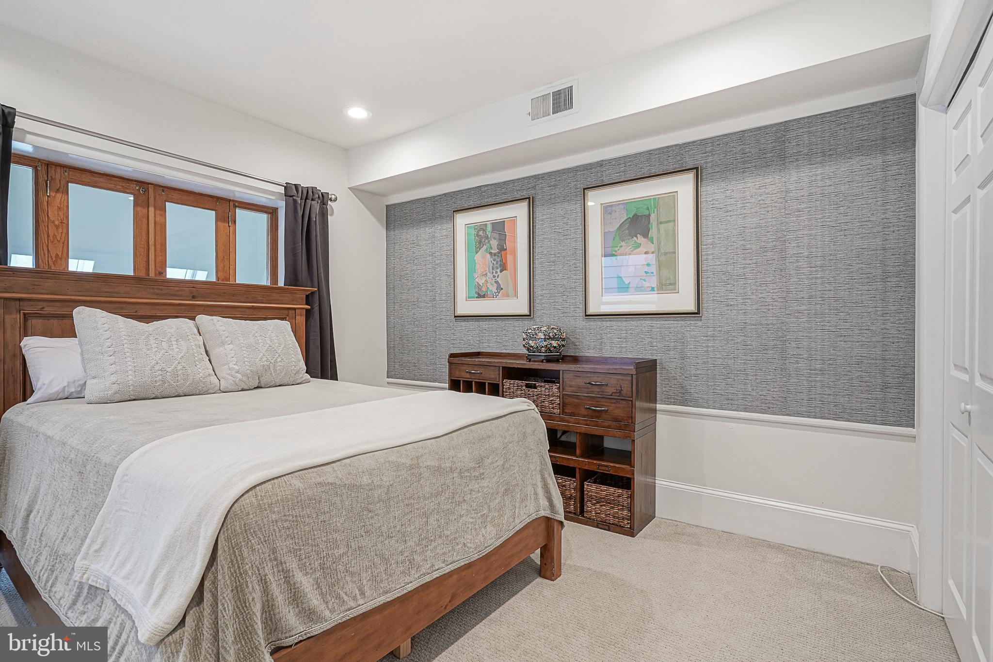 LOGAN SQUARE - Residential