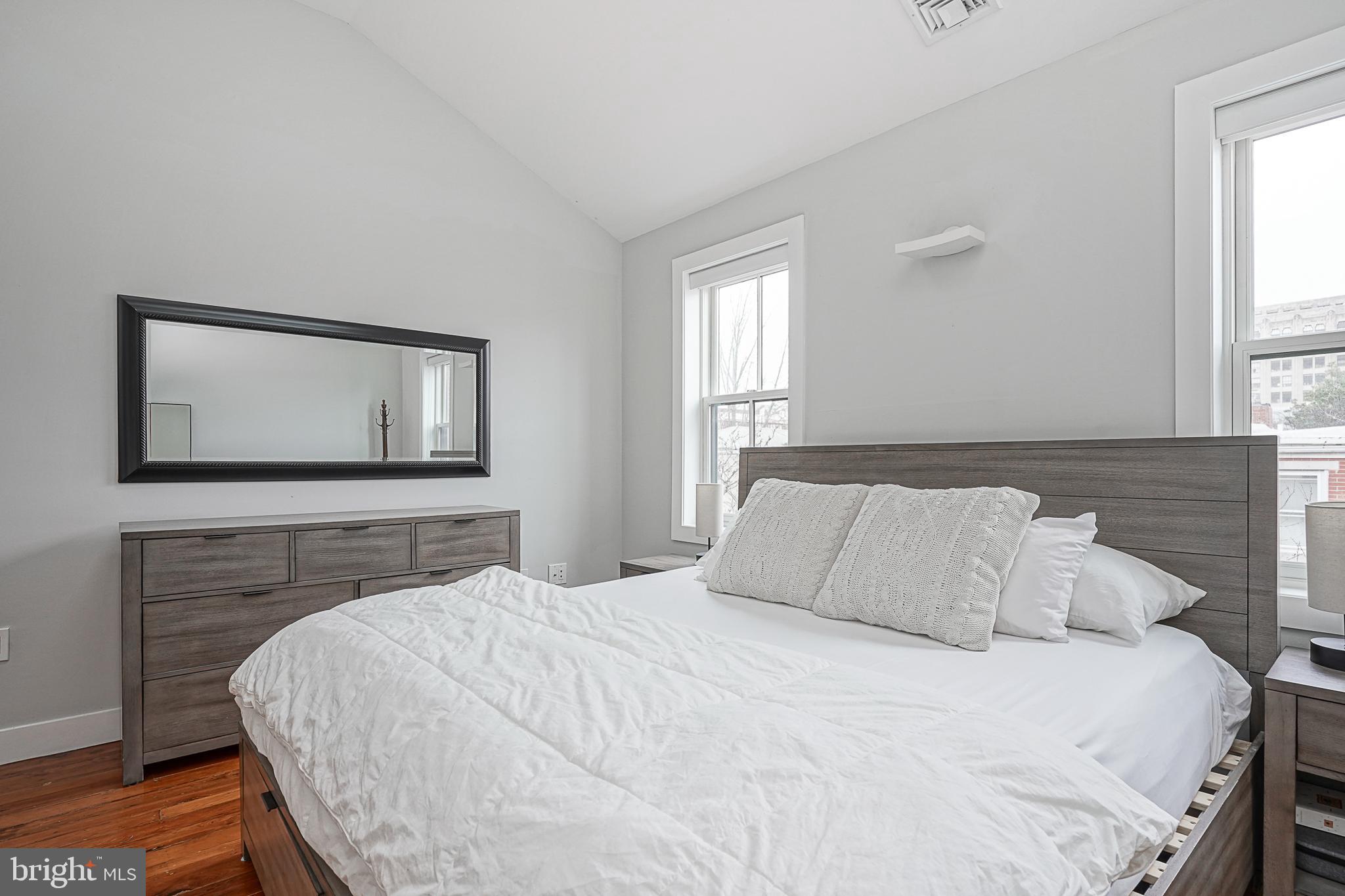 LOGAN SQUARE - Residential