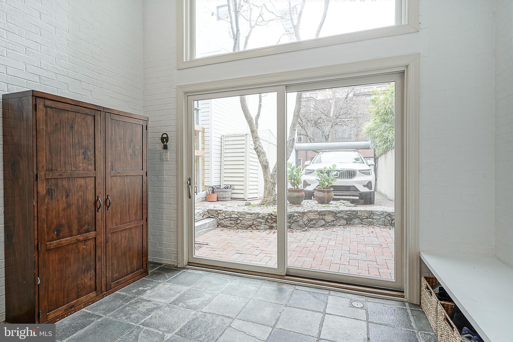 LOGAN SQUARE - Residential