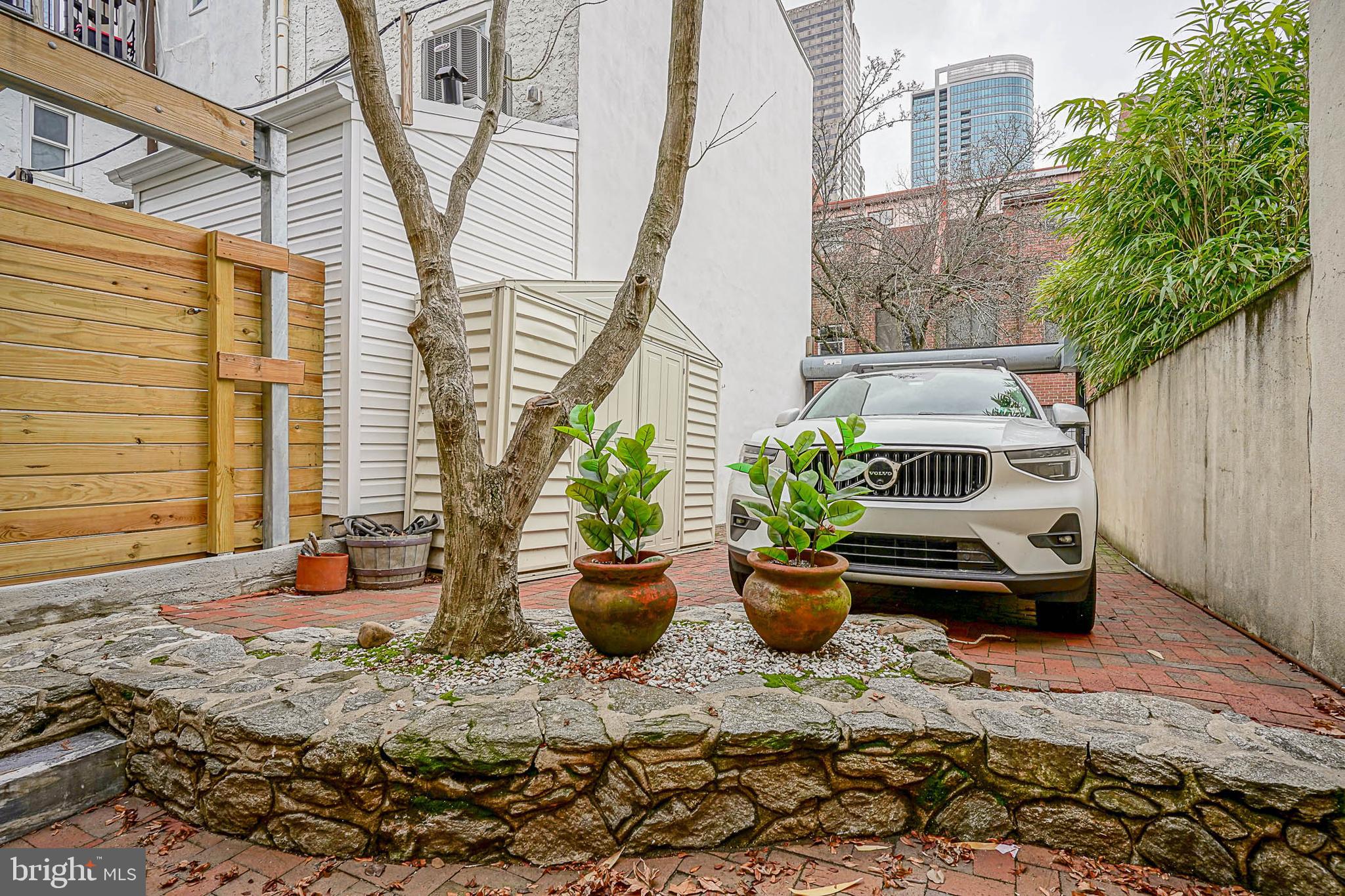 LOGAN SQUARE - Residential