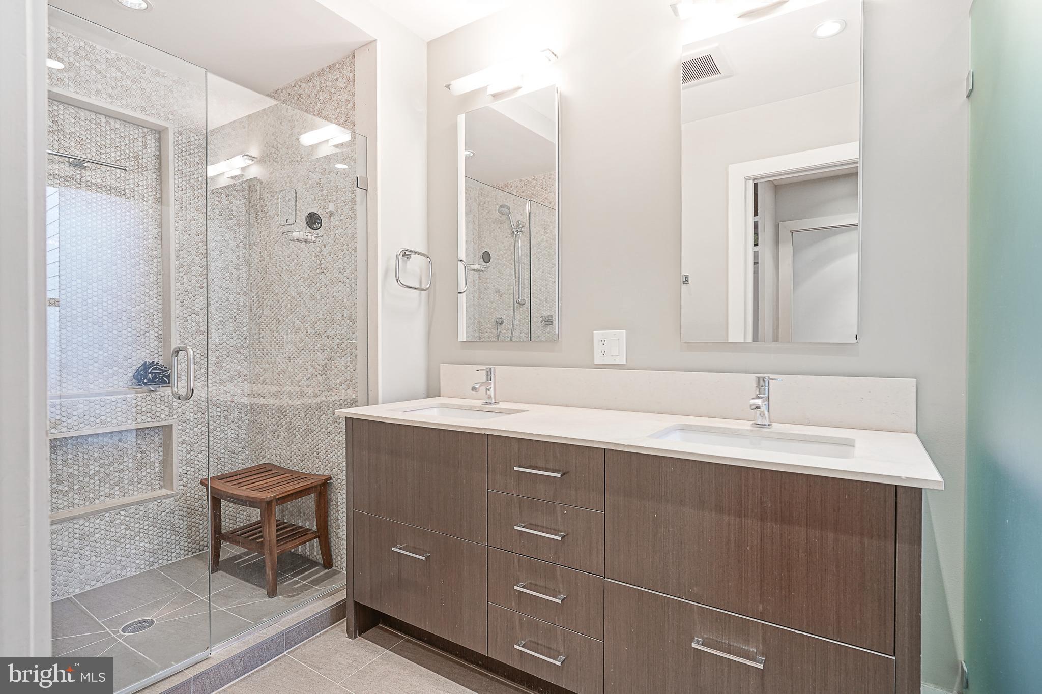 LOGAN SQUARE - Residential