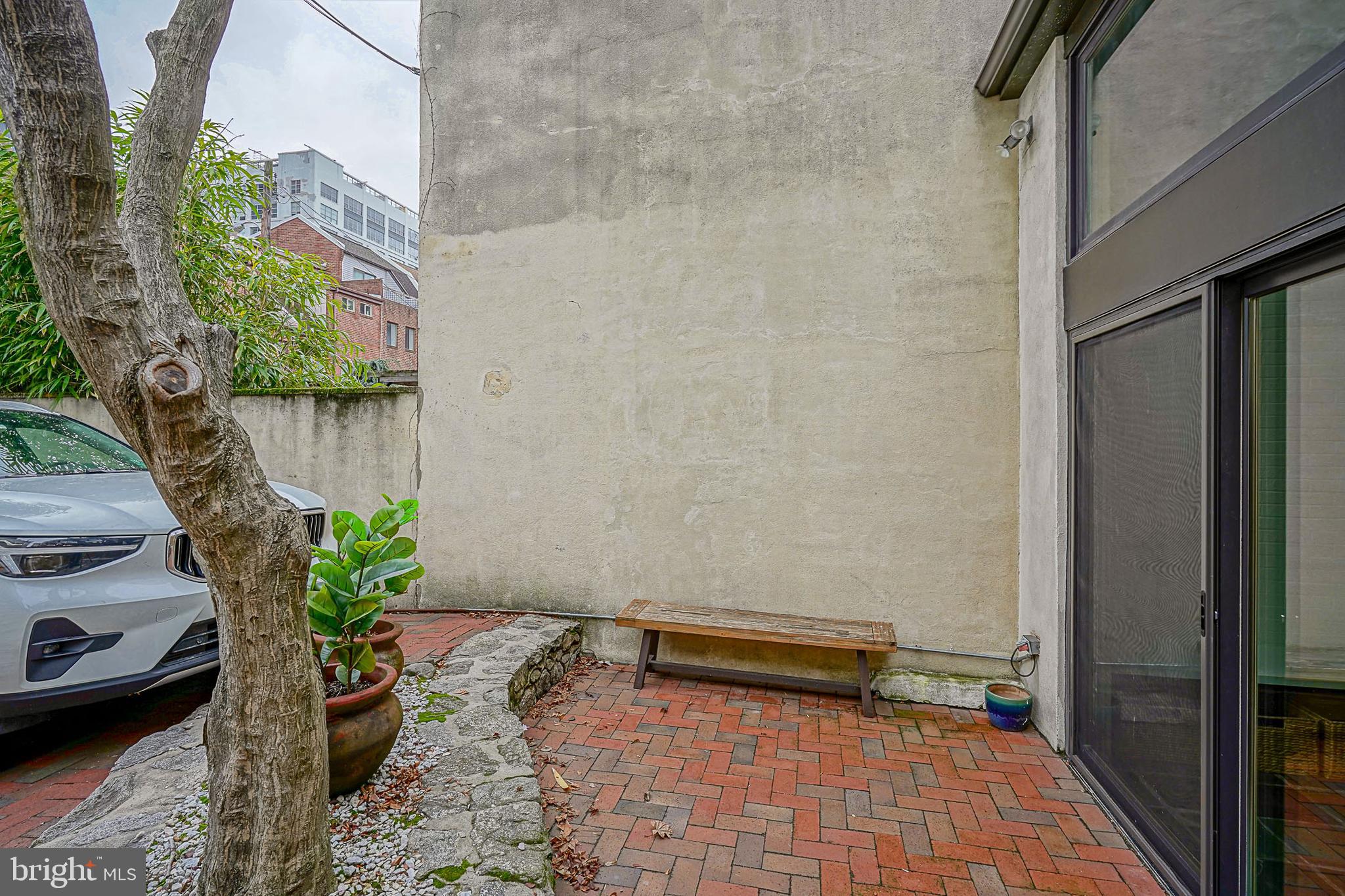 LOGAN SQUARE - Residential