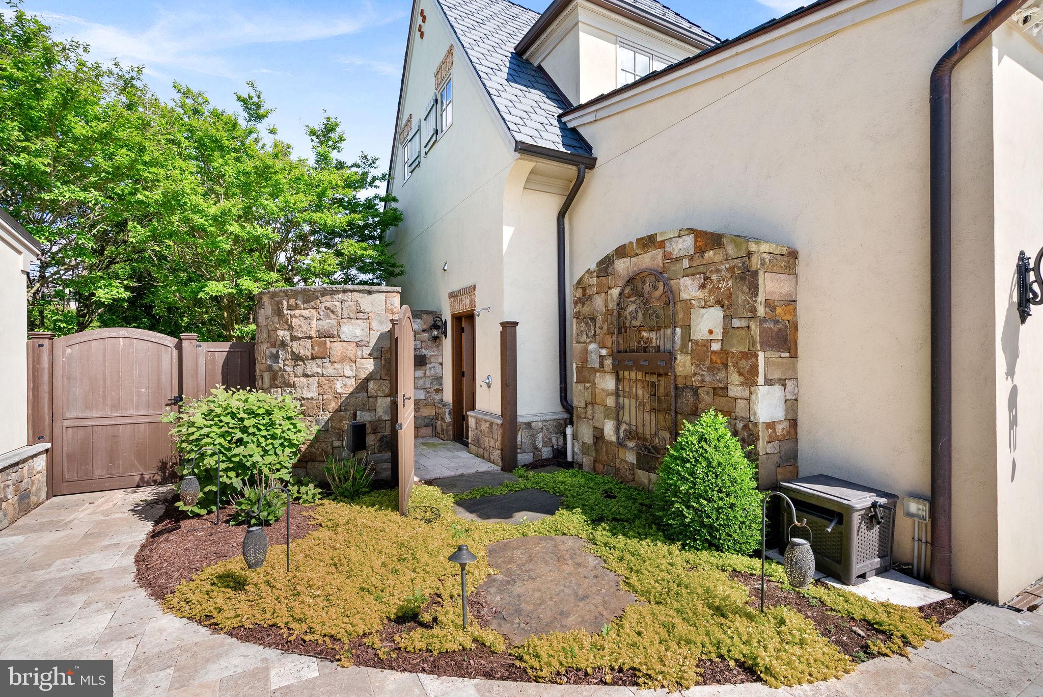 CREIGHTON FARMS - Residential