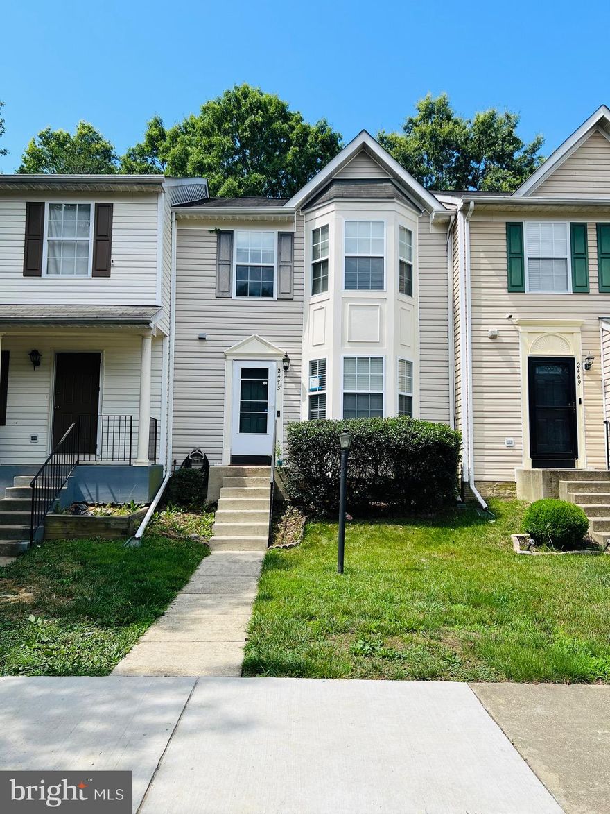 USDA APPROVED ADDRESS.......100% Financing Available!  BACK ON MARKET.
Gorgeous 3 bedroom 3.5 bathroom townhouse located in South Hampton community. Step inside a traditional layout. The kitchen is a galley style with enough room for a table. Beautiful bay window allowing an abundance of  natural light. Separate dining and living room. Great for entertaining. Step outside to a beautiful deck overlooking a wooded area. A fully finished basement complete with an oversized family room and a fireplace to compliment. Extra large storage area for all your extra items. Upstairs boost 3 large bedrooms complete with recently updated bathrooms. This cozy townhouse will not last. Very close to Fort Washington, and Waldorf you're right In the middle of it all. Lots of shopping, restaurants, and approximately 15 mins from the National Harbor.