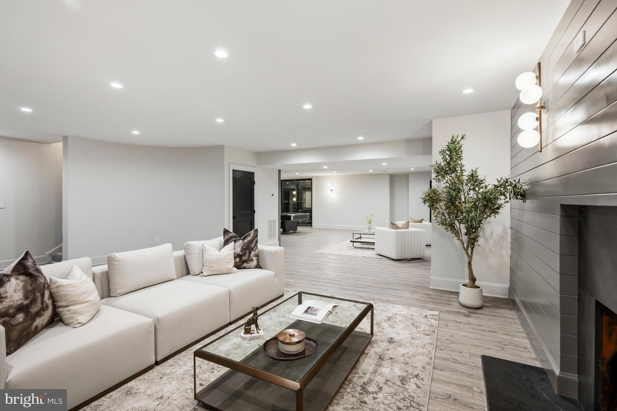 COUNTRY CLUB HILLS - Residential