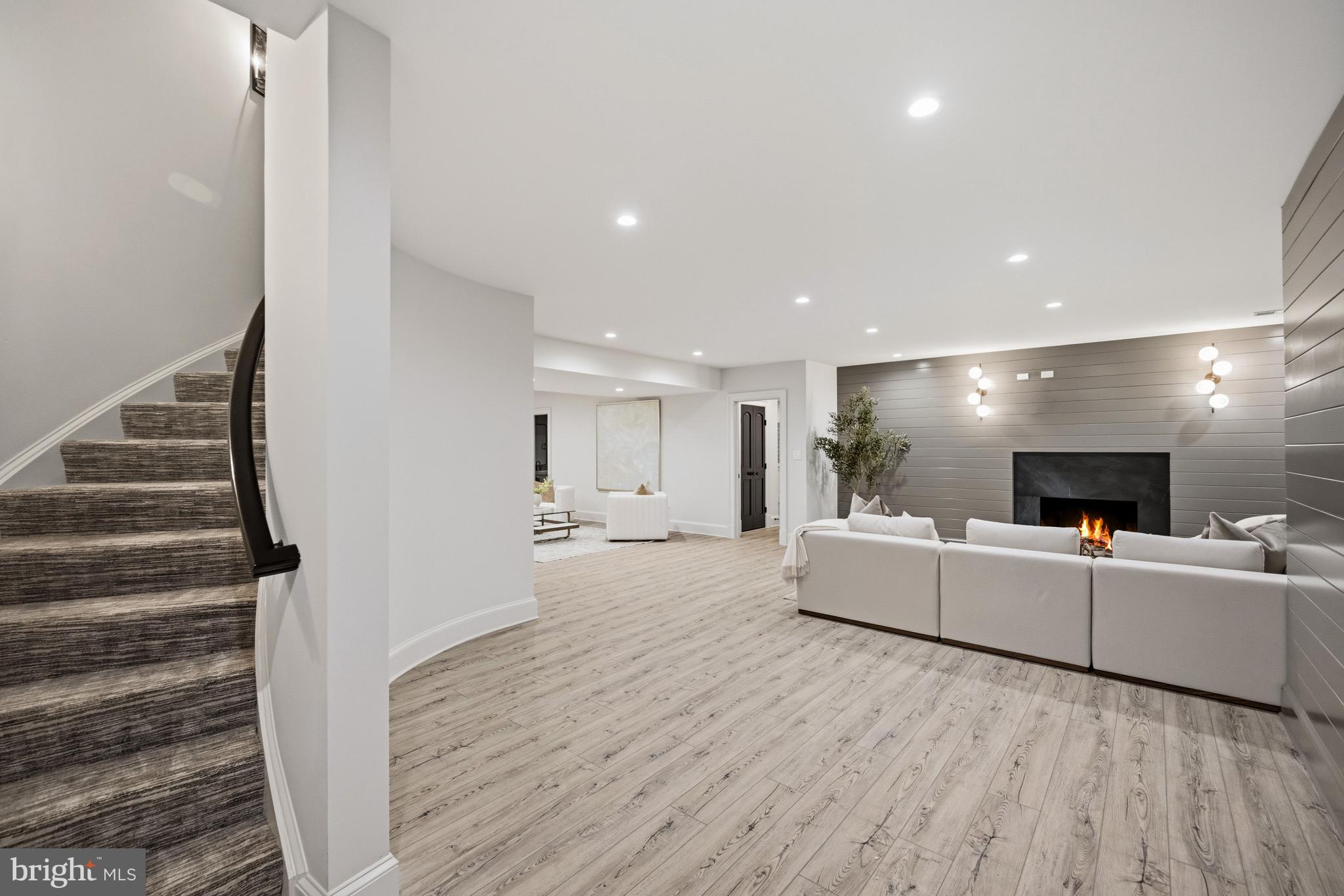COUNTRY CLUB HILLS - Residential