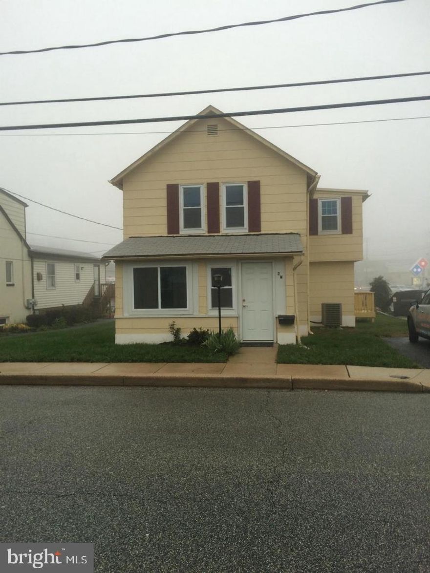 Beautiful 2 bedroom and 1 full bathroom apartment. Walking distance to shopping center and public transporting. Only top level is being rented.