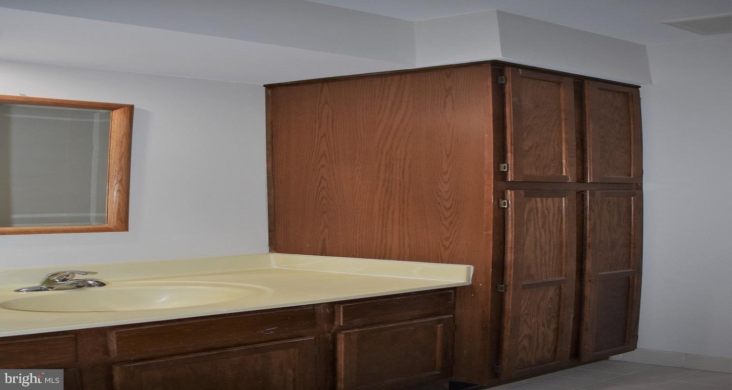 KINGS VALLEY MANOR - Residential Lease