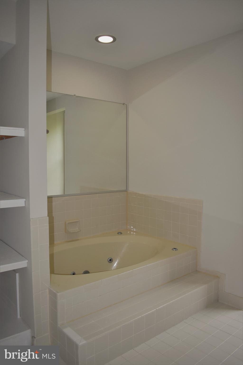 KINGS VALLEY MANOR - Residential Lease