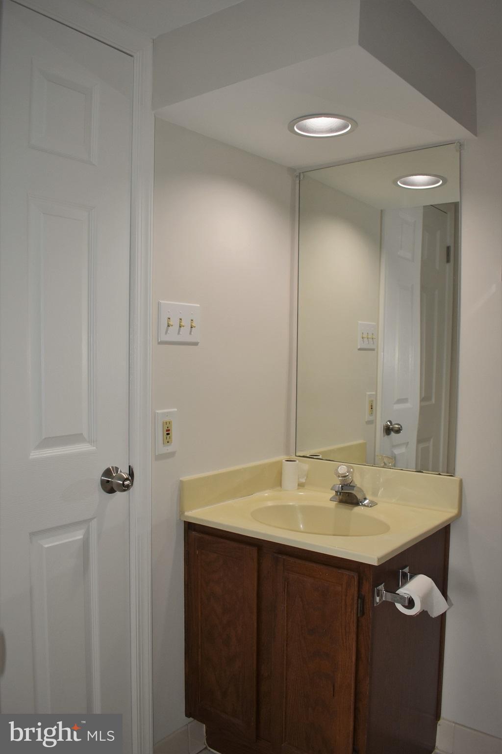 KINGS VALLEY MANOR - Residential Lease