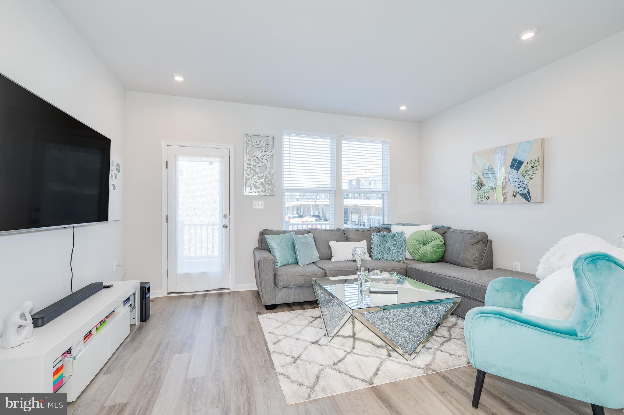 PRESIDENTS POINTE - Residential