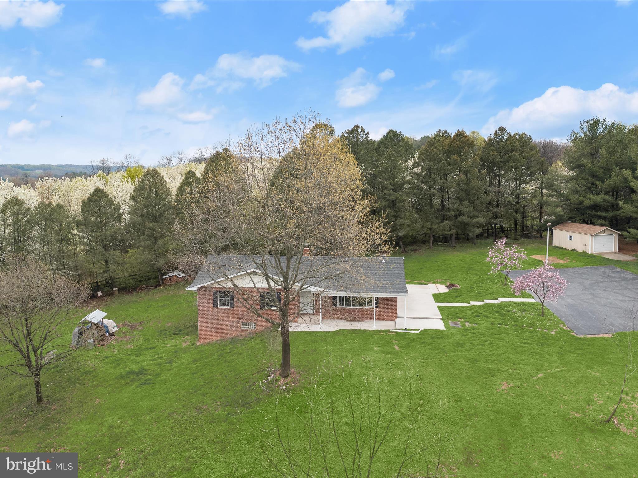 TWIN LAKES - Residential