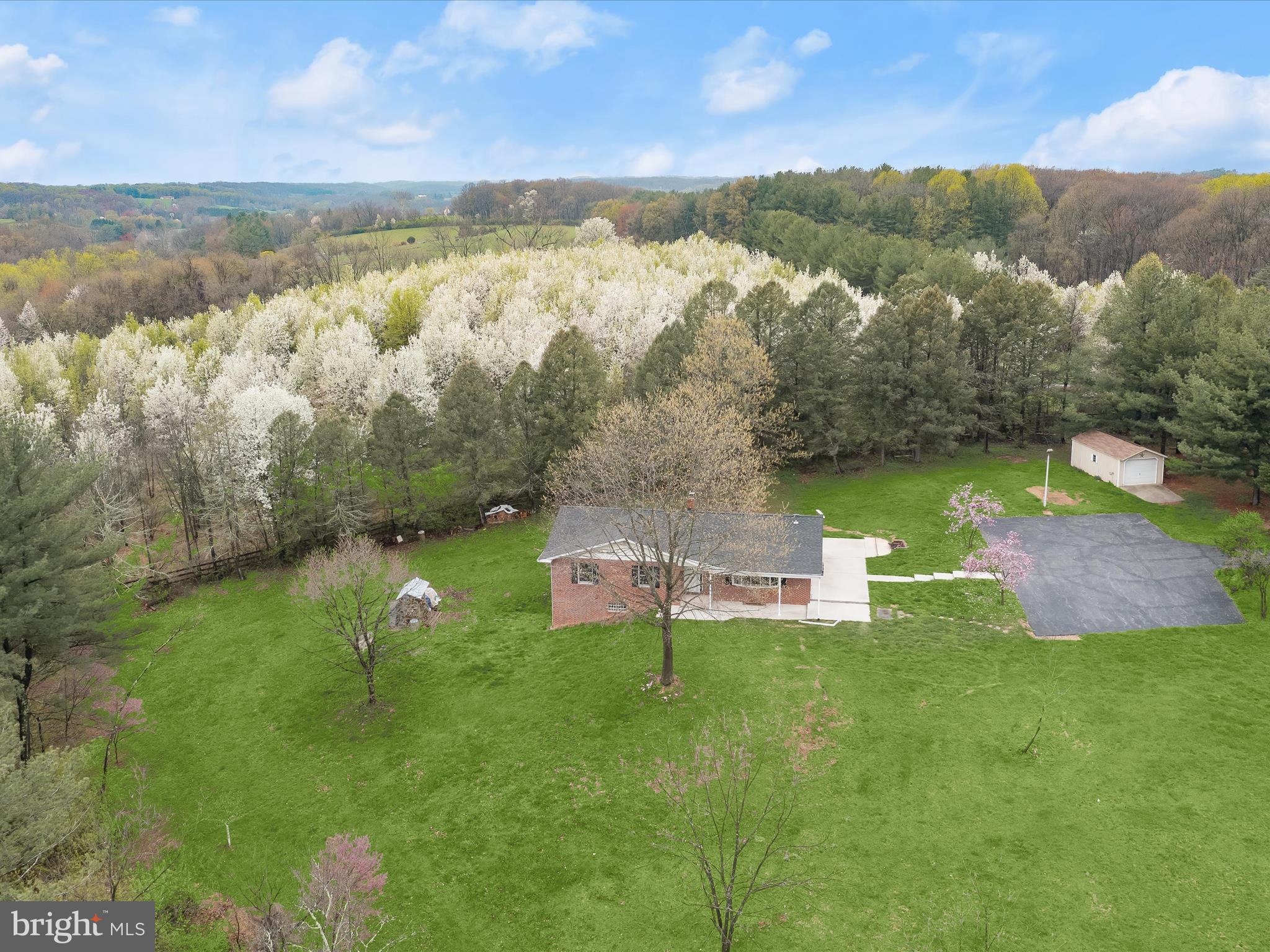 TWIN LAKES - Residential