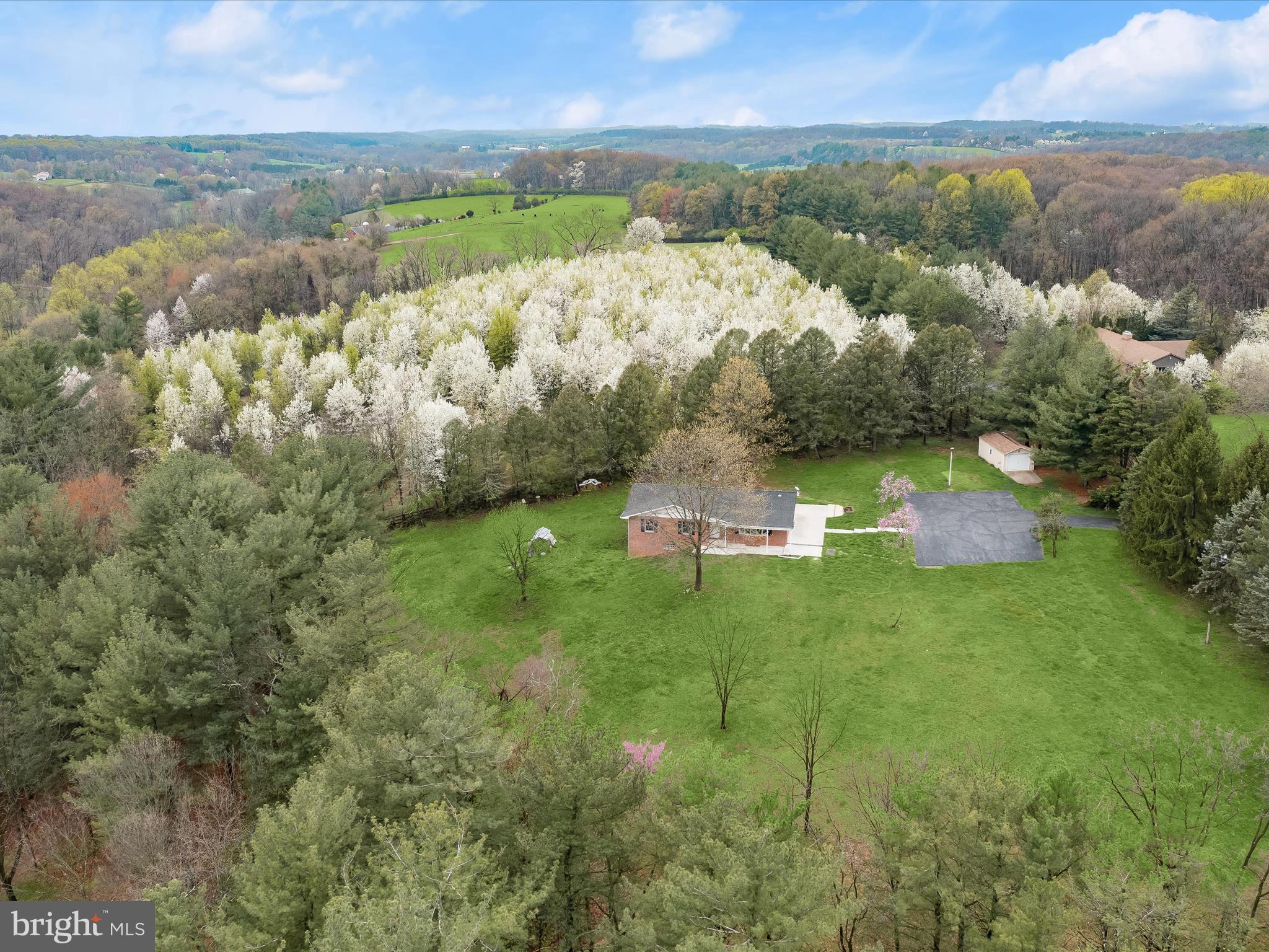 TWIN LAKES - Residential