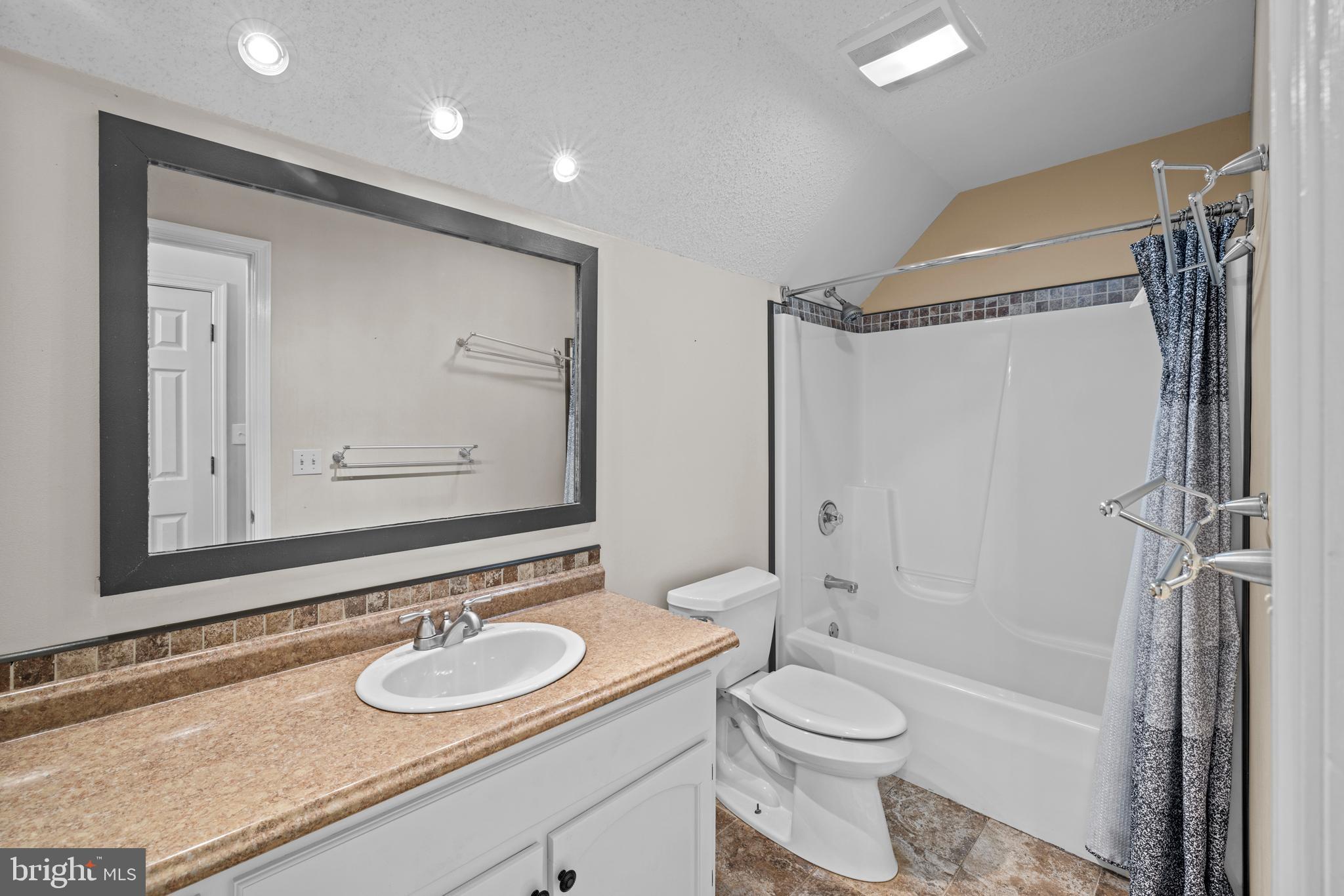 LAKE MONTICELLO - Residential