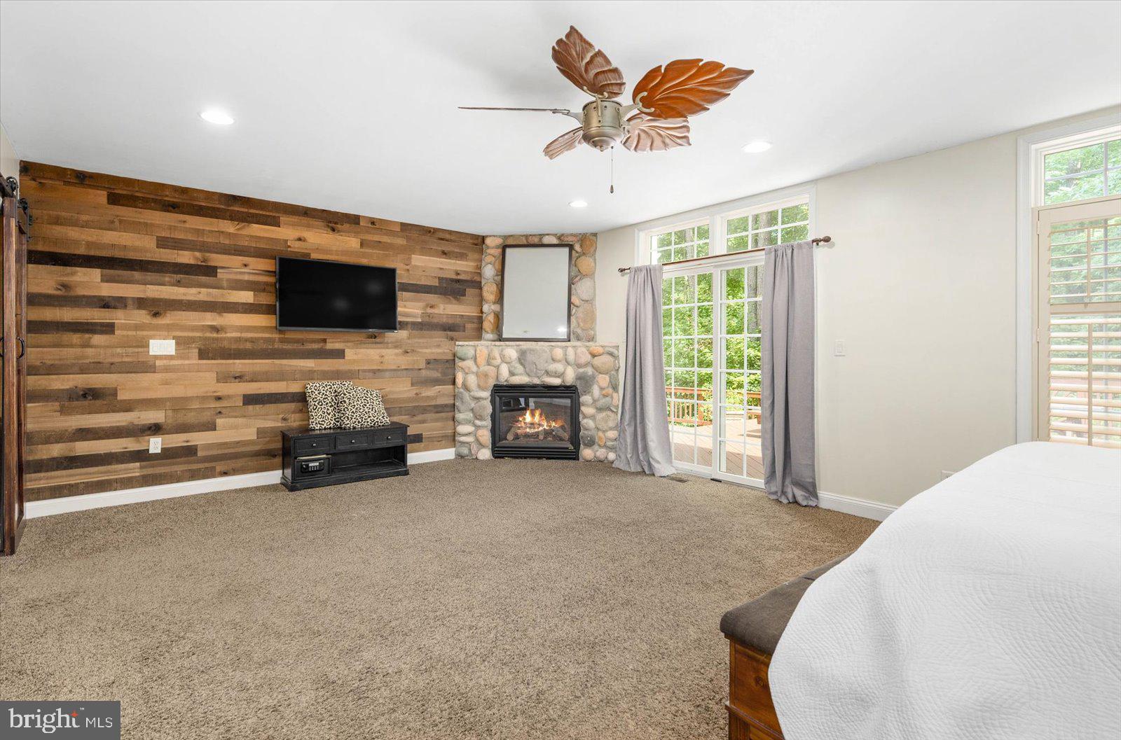 WHISPERING WOODS - Residential