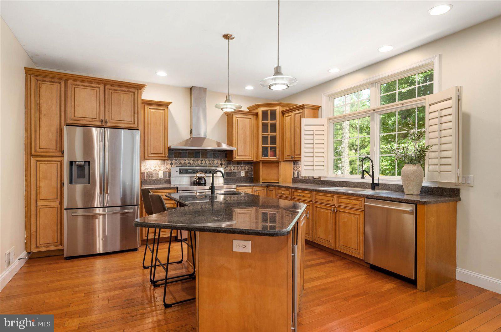 WHISPERING WOODS - Residential