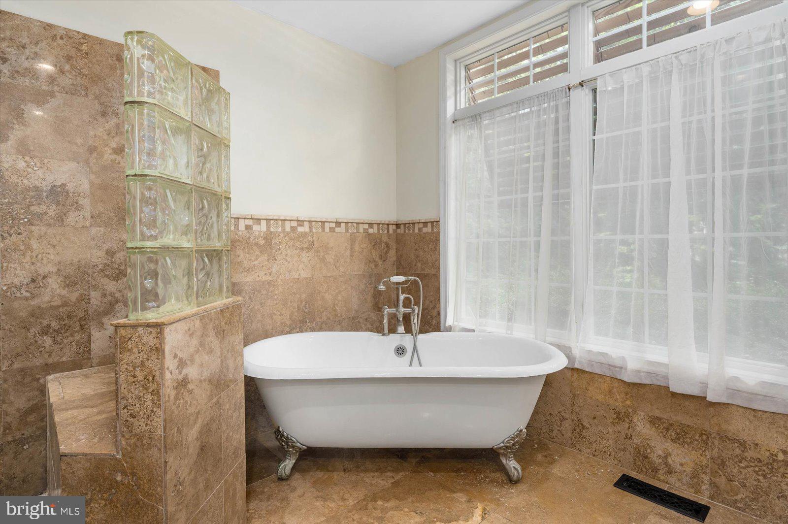 WHISPERING WOODS - Residential