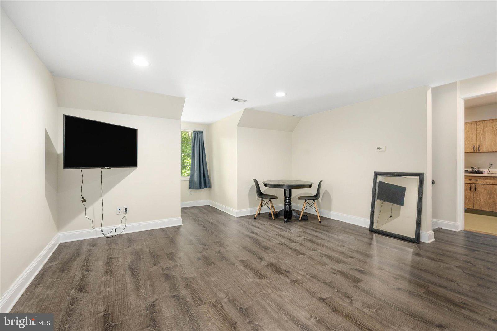 WHISPERING WOODS - Residential