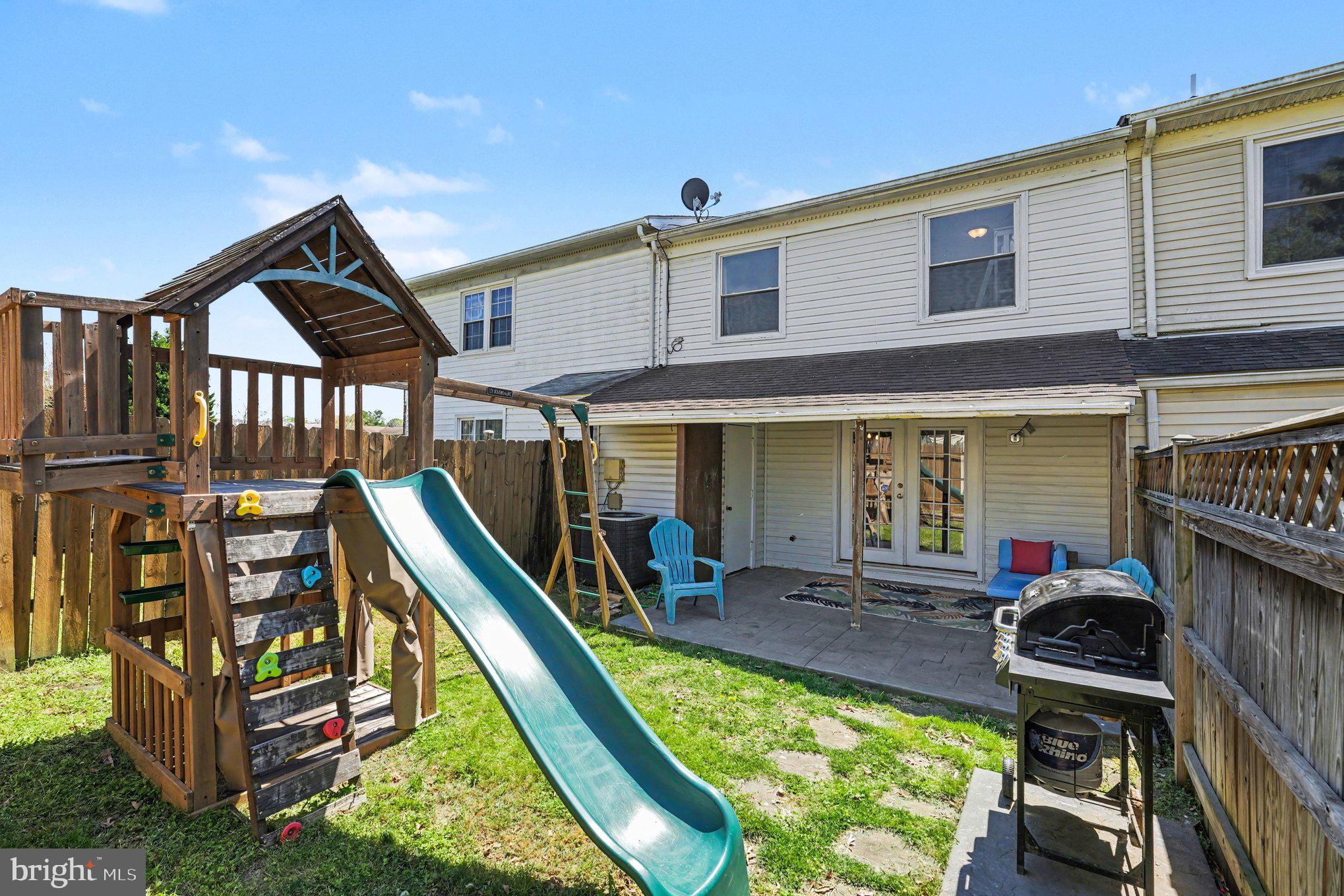 TOWN & COUNTRY TOWNHOUSES - Residential