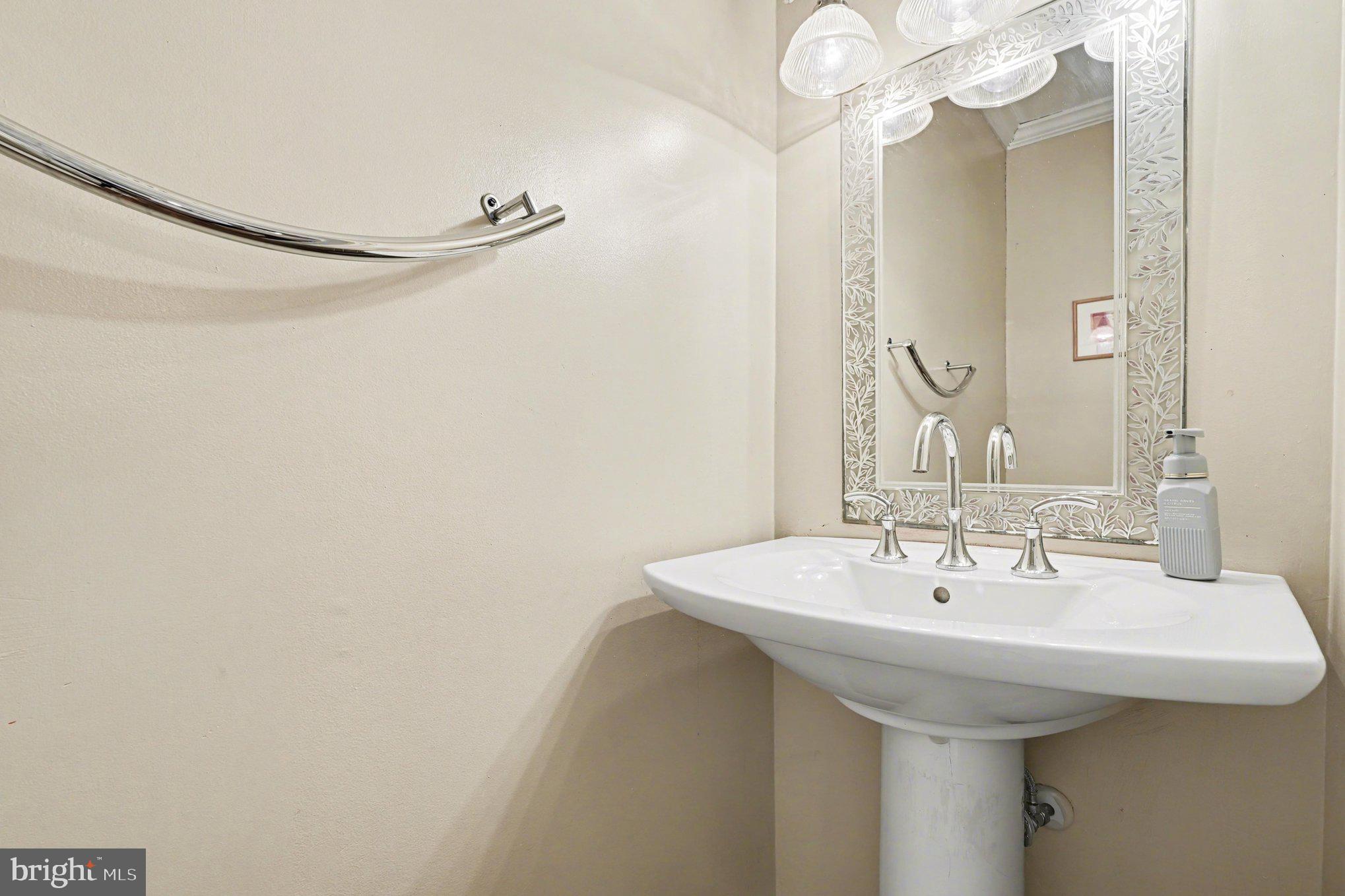 TOWN & COUNTRY TOWNHOUSES - Residential