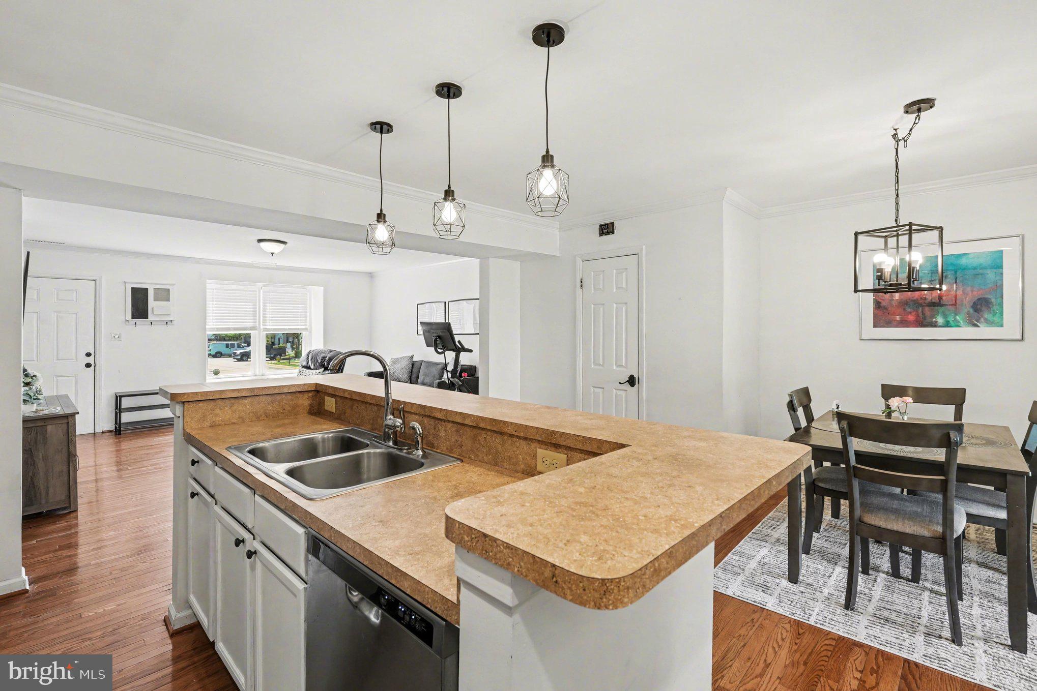 TOWN & COUNTRY TOWNHOUSES - Residential