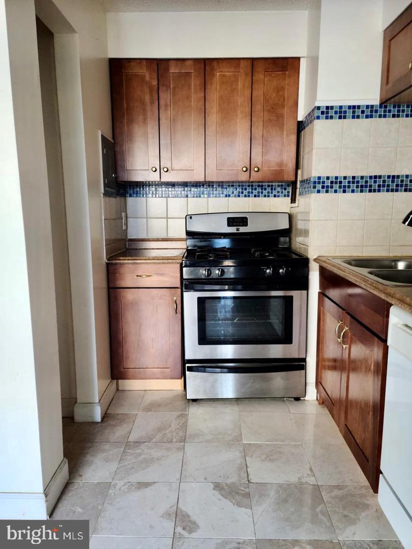 PRESIDENTIAL PARK - Residential Lease