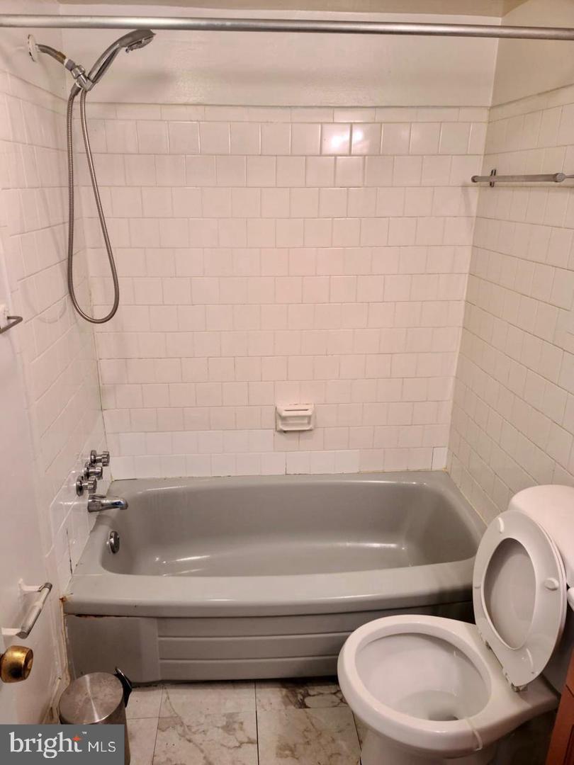 PRESIDENTIAL PARK - Residential Lease