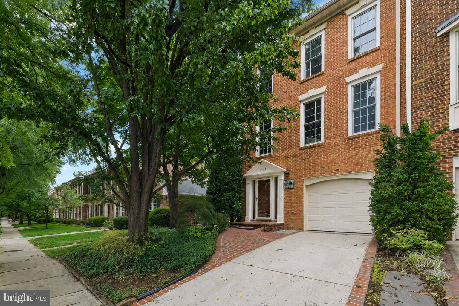 1715 DOGWOOD DRIVE
