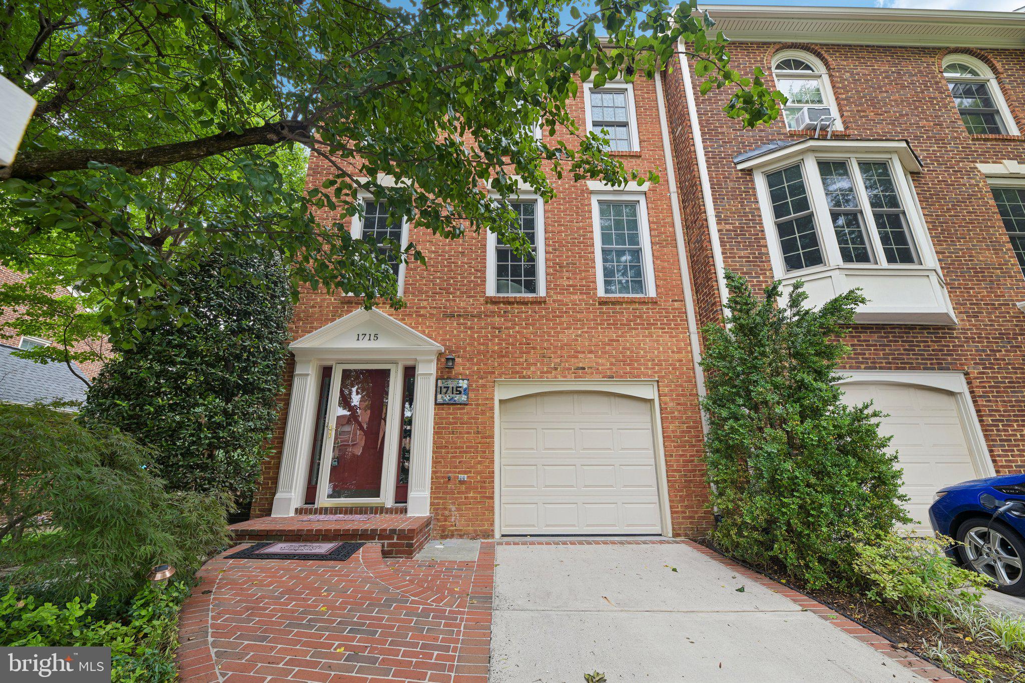 1715 DOGWOOD DRIVE