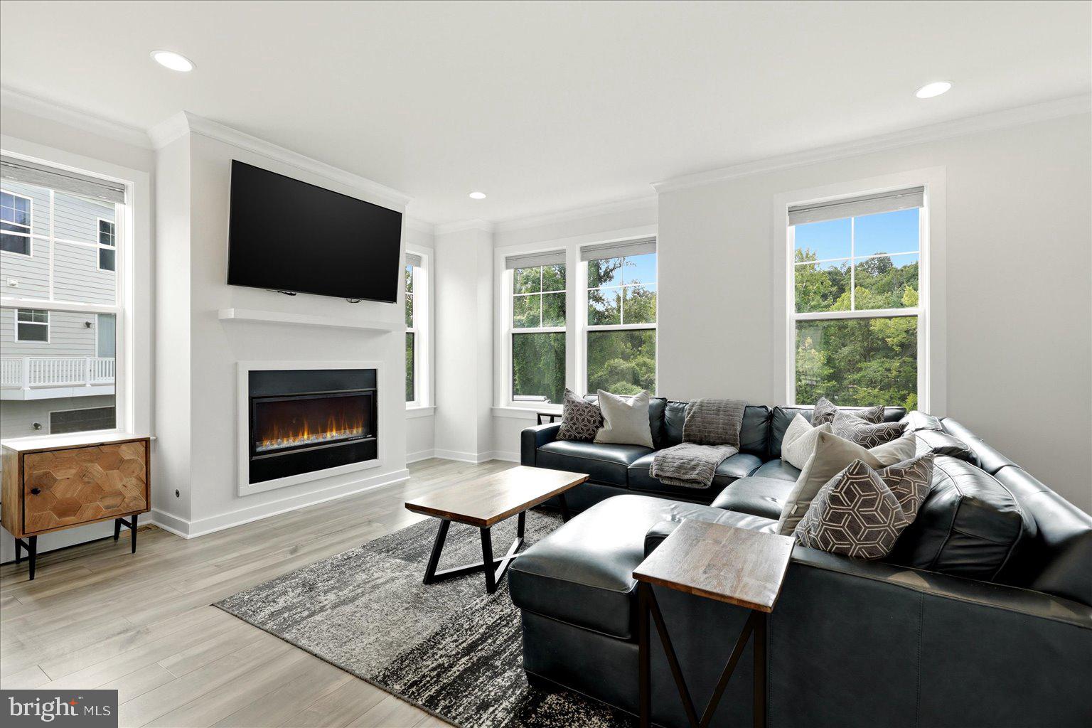 121 KINROSS LANE