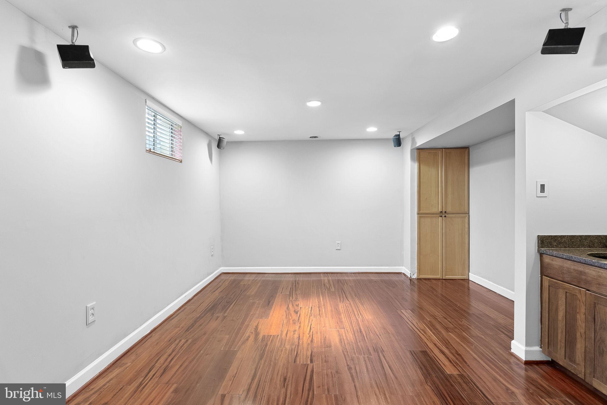 ROUND HILL - Residential